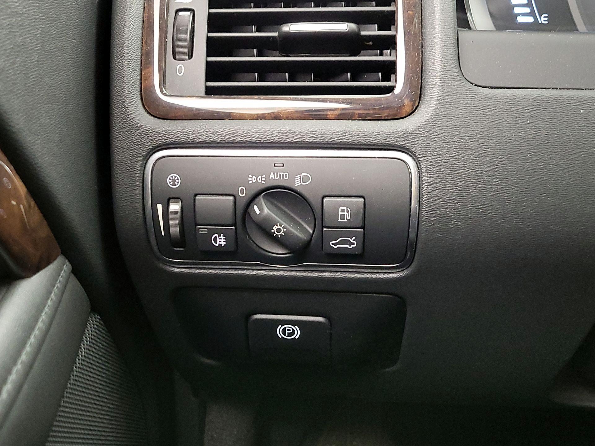 Thumbnail: 2016 Volvo XC70 - 13