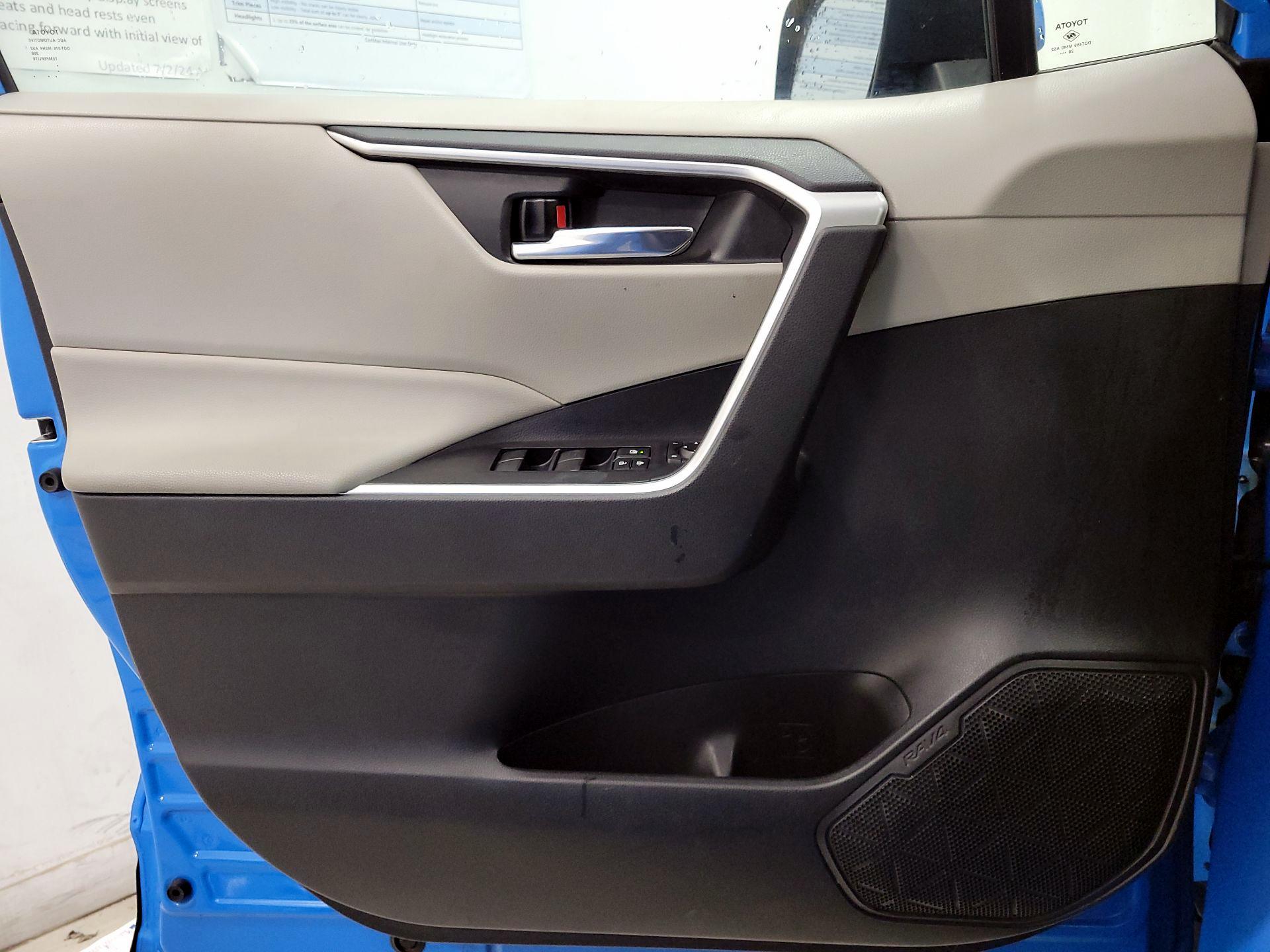 Thumbnail: 2021 Toyota RAV4 - 12