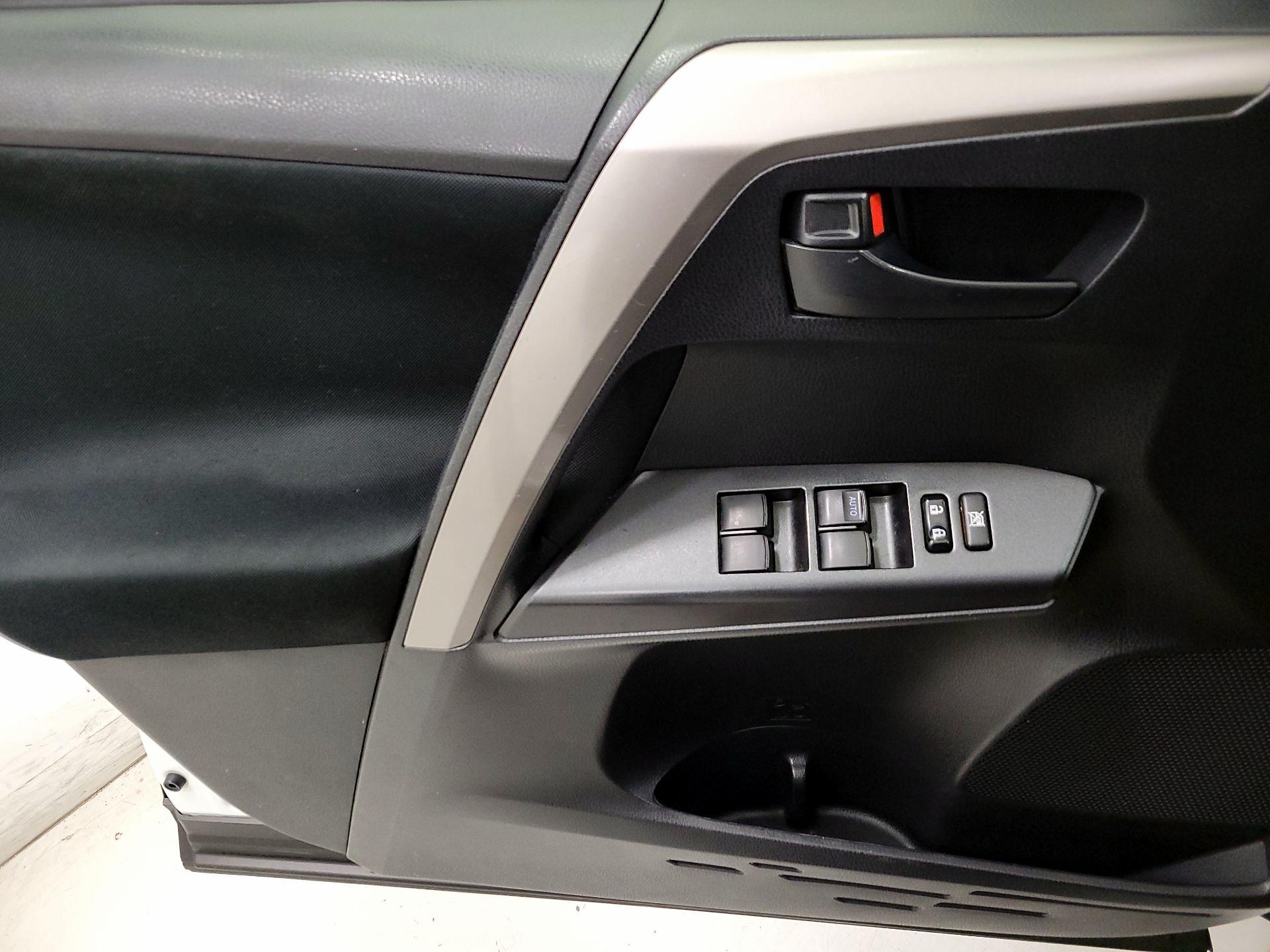 Thumbnail: 2018 Toyota RAV4 - 12