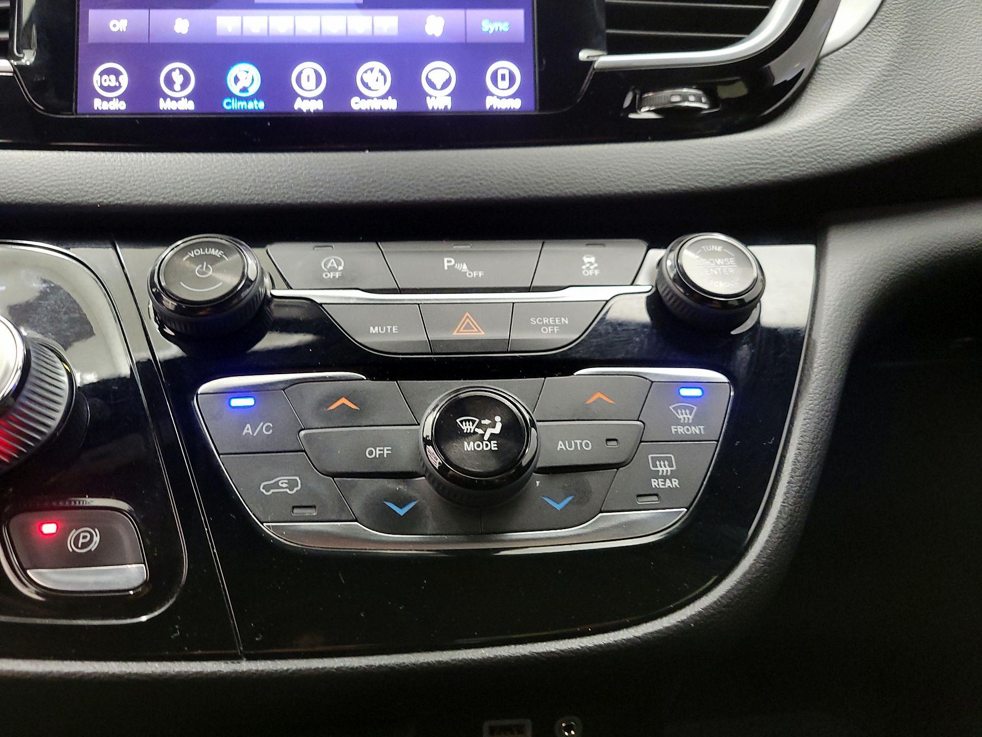 Thumbnail: 2019 Chrysler Pacifica - 17