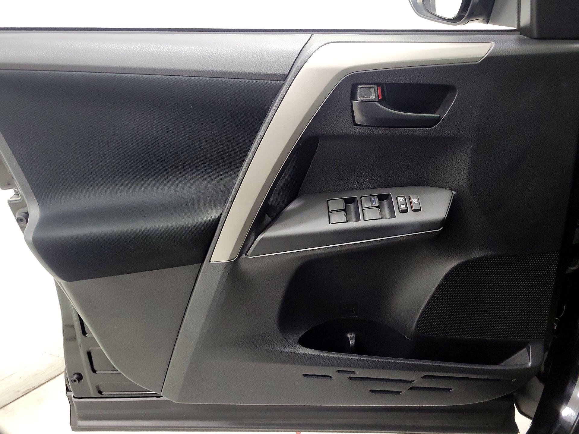 Thumbnail: 2018 Toyota RAV4 - 12