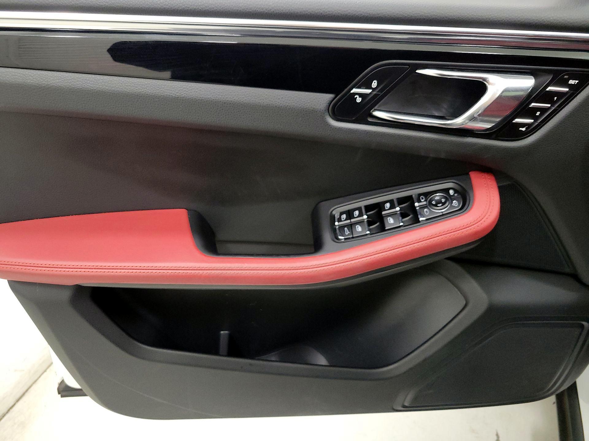 Thumbnail: 2015 Porsche Macan - 12