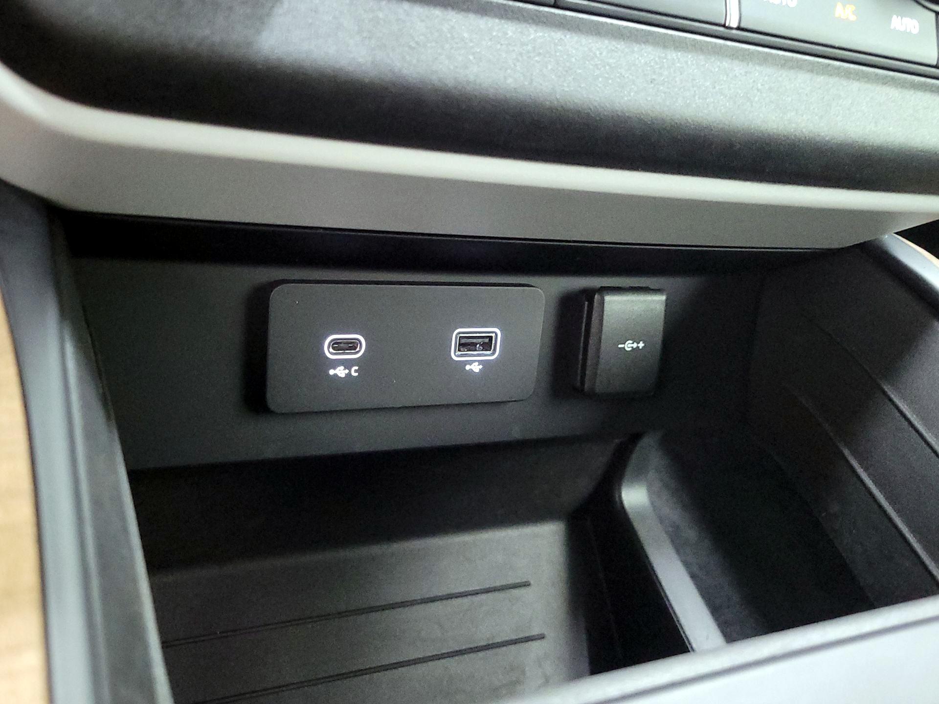 Thumbnail: 2023 Land Rover Defender - 19