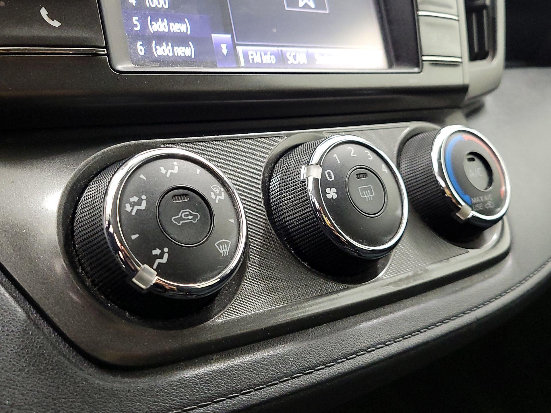 Thumbnail: 2014 Toyota RAV4 - 16