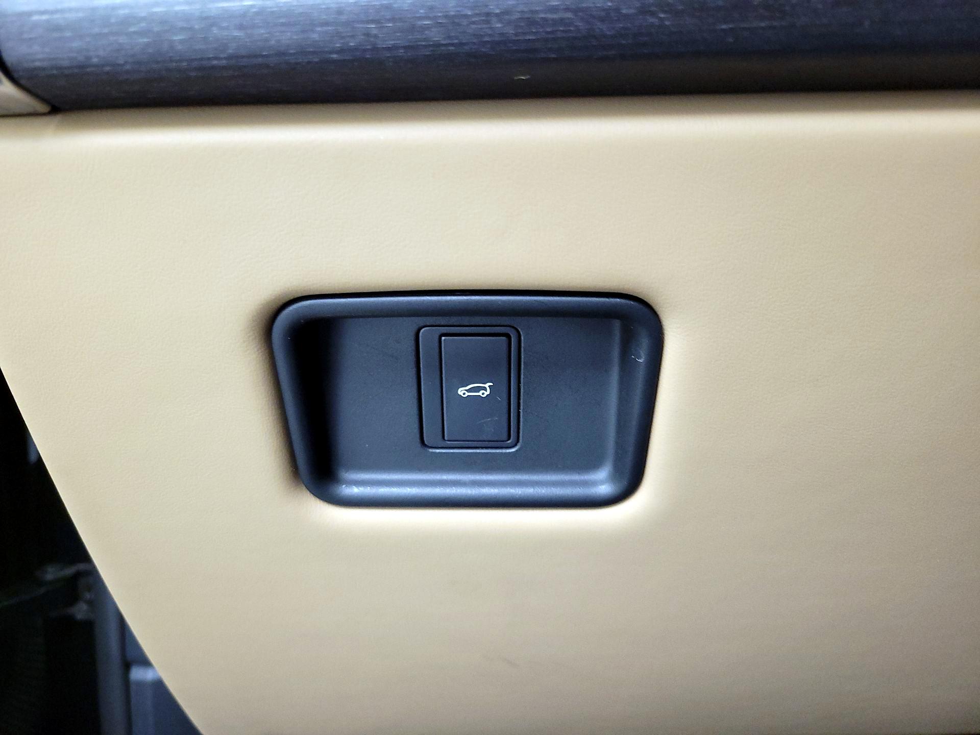 Thumbnail: 2023 Land Rover Range Rover - 13