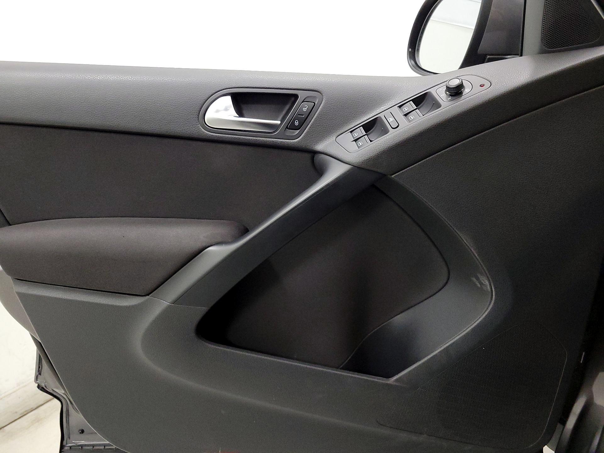 Thumbnail: 2018 Volkswagen Tiguan - 12