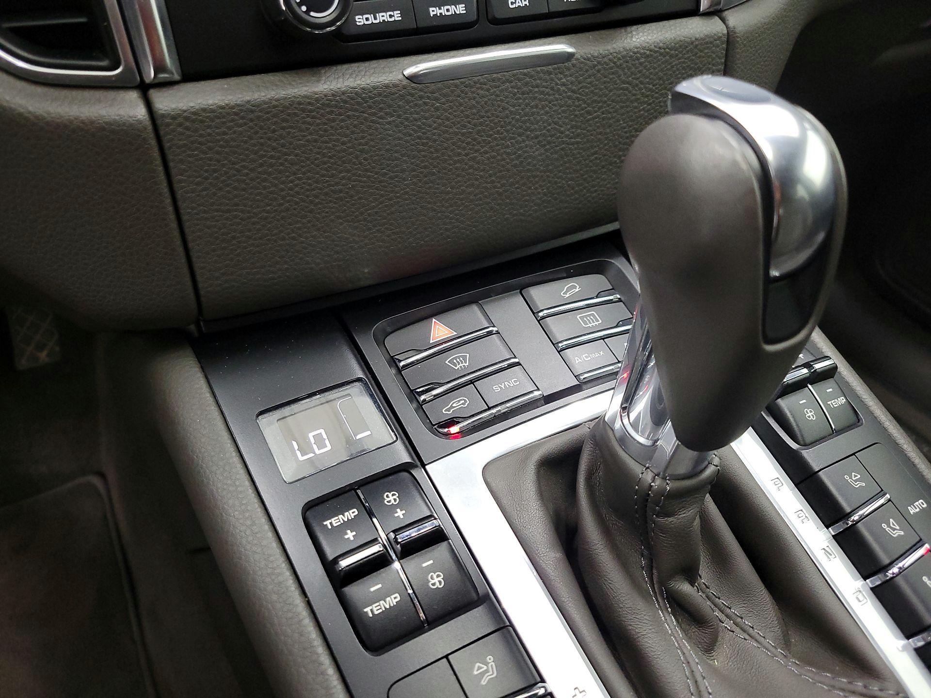 Thumbnail: 2018 Porsche Macan - 17