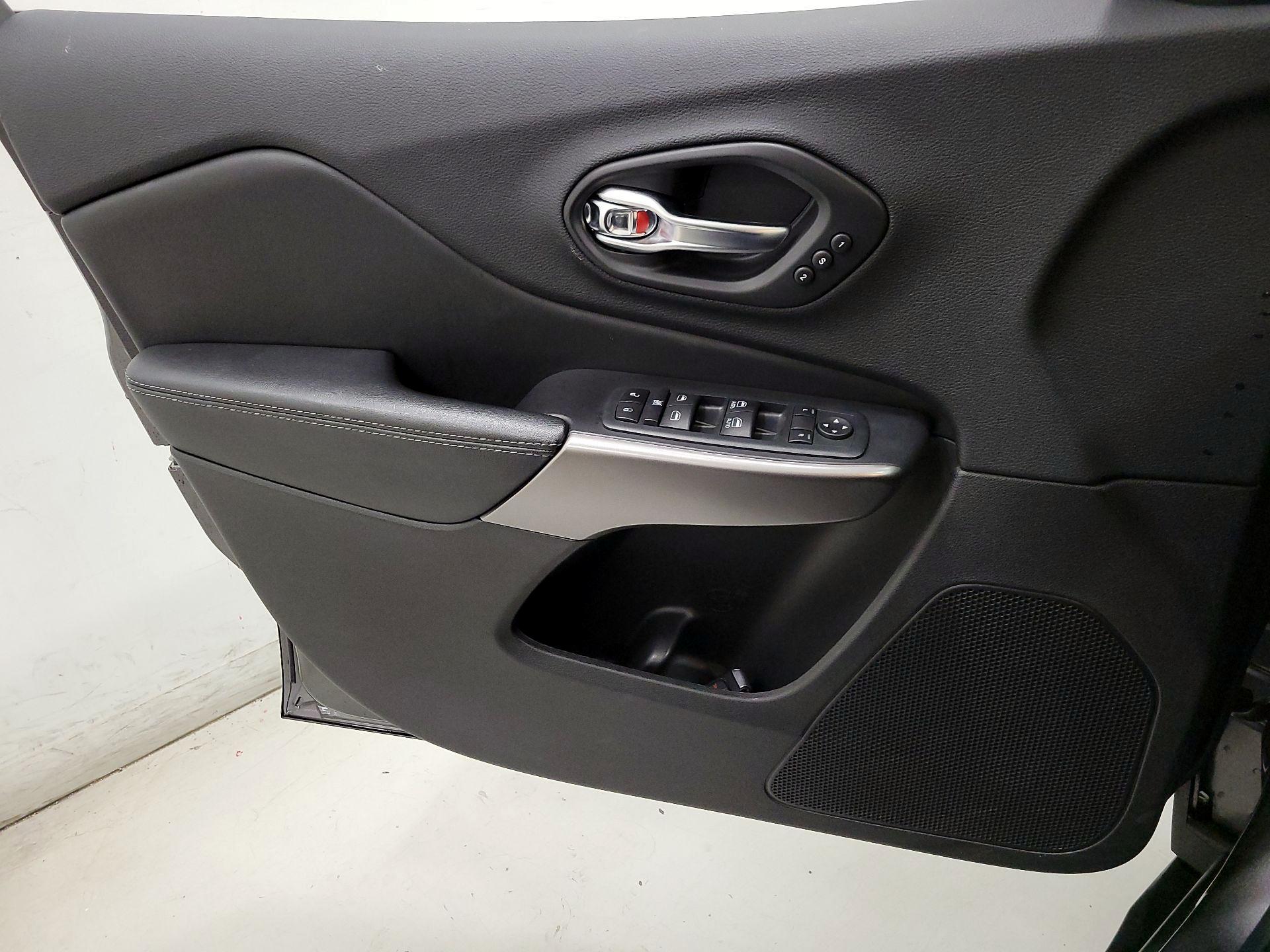 Thumbnail: 2020 Jeep Cherokee - 12