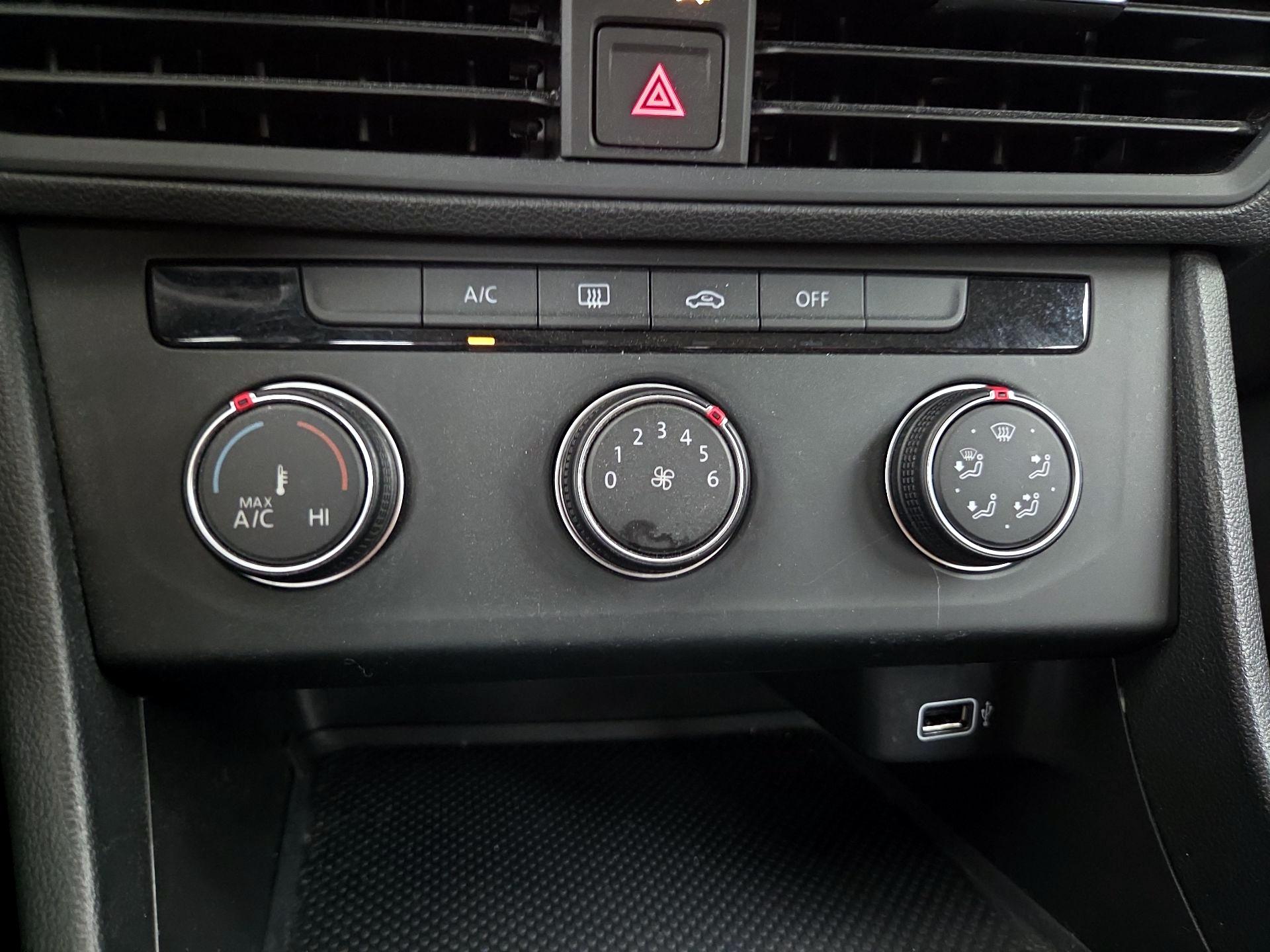 Thumbnail: 2019 Volkswagen Jetta - 16