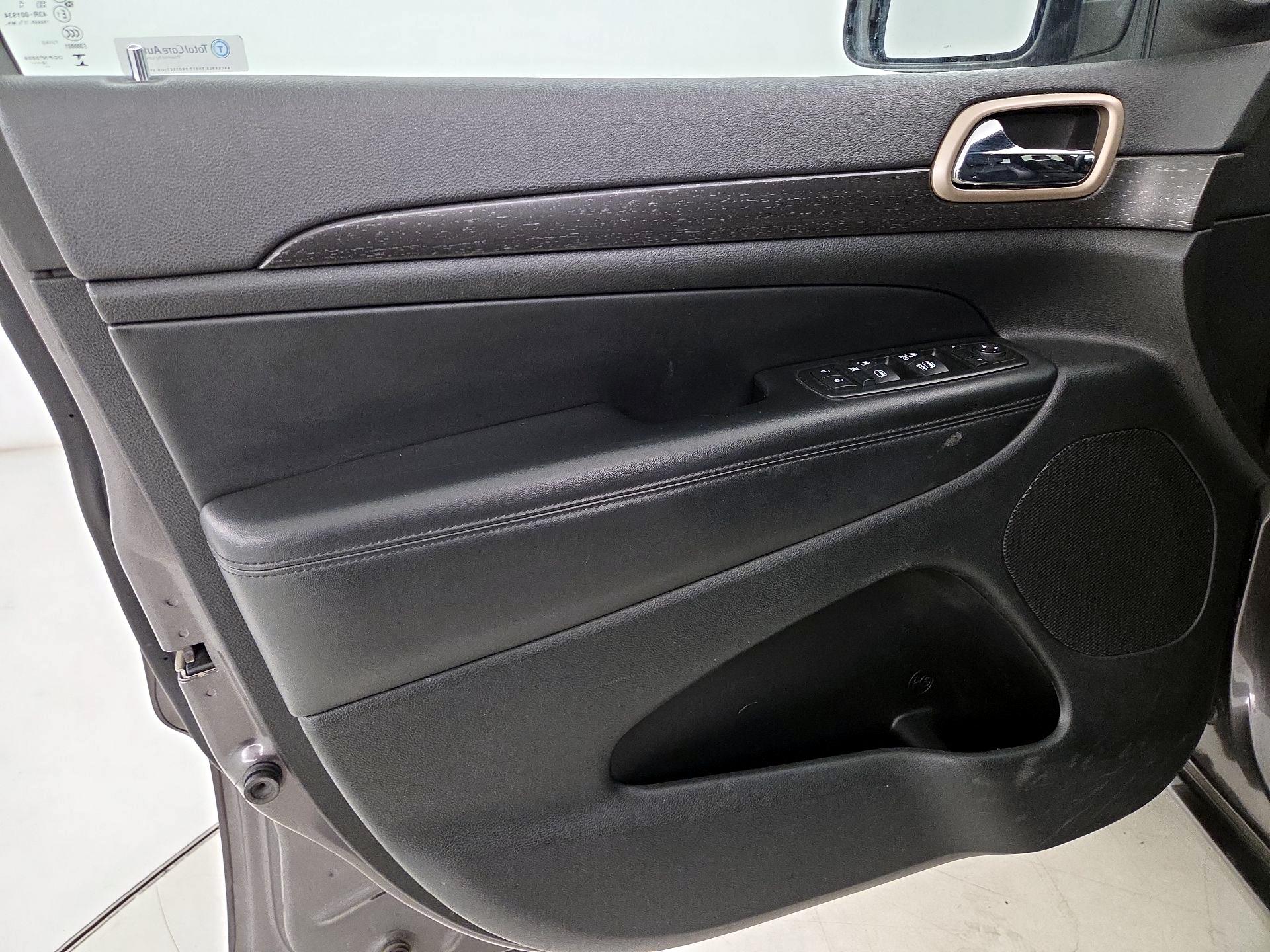 Thumbnail: 2015 Jeep Grand Cherokee - 12