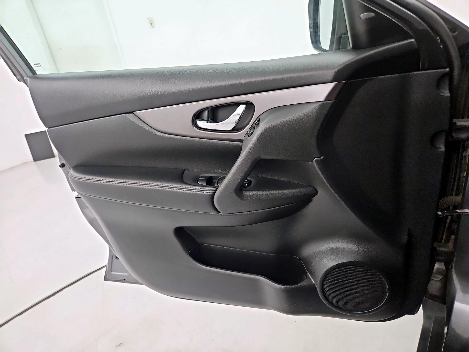 Thumbnail: 2016 Nissan Rogue - 12