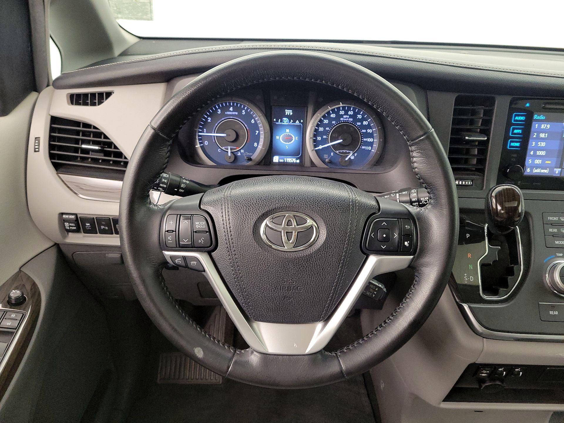 Thumbnail: 2016 Toyota Sienna - 10