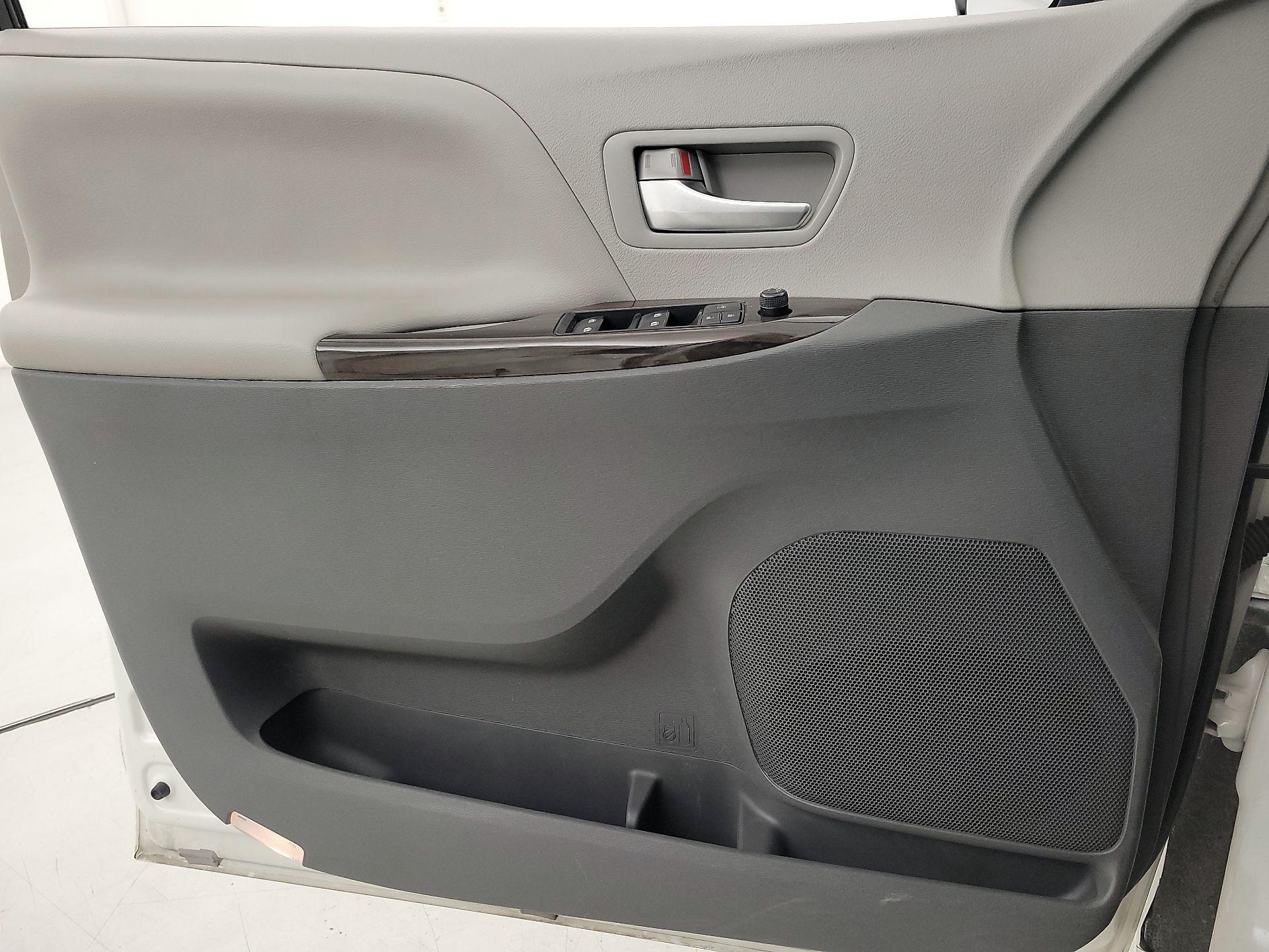 Thumbnail: 2016 Toyota Sienna - 12