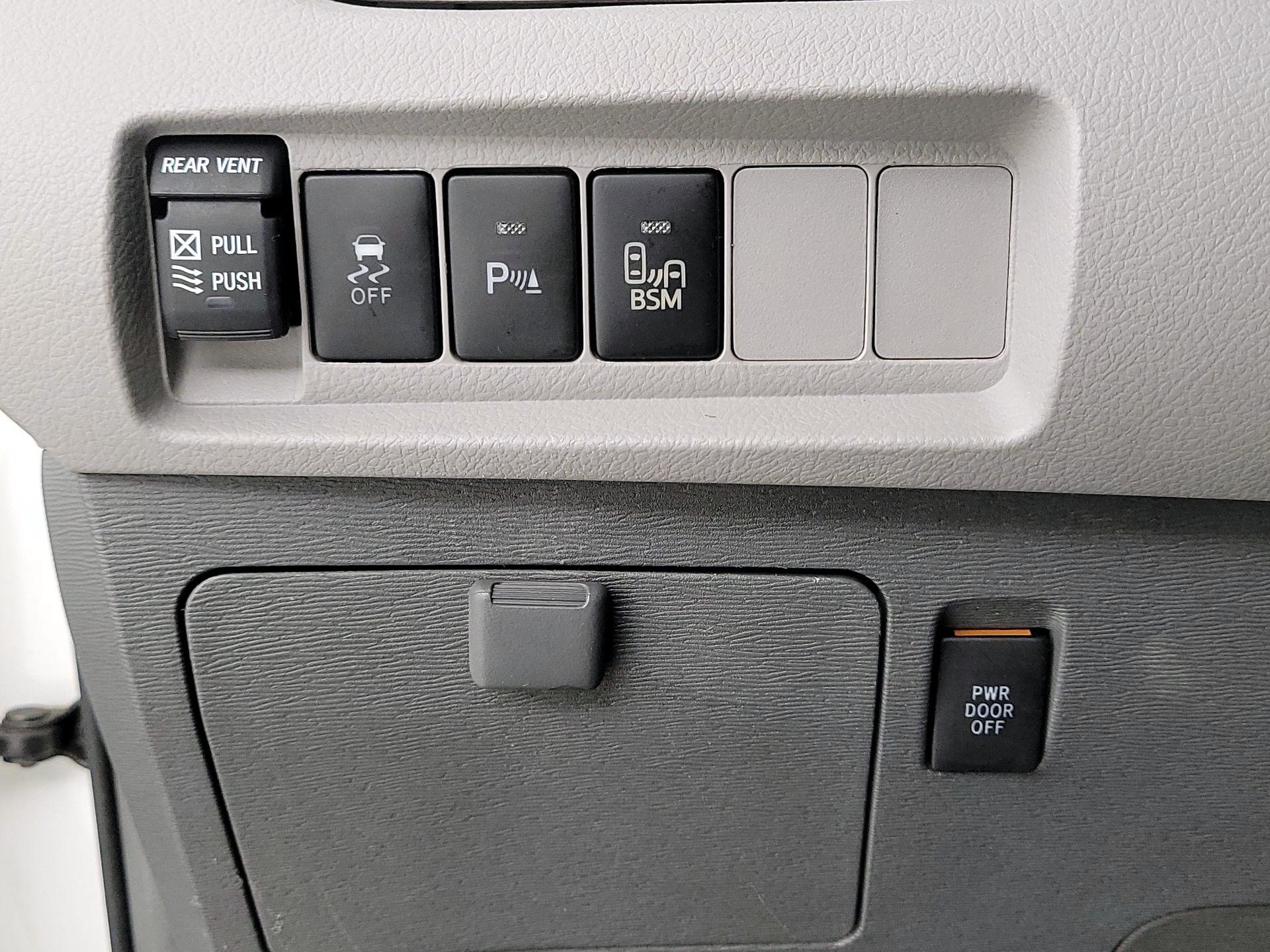 Thumbnail: 2016 Toyota Sienna - 13