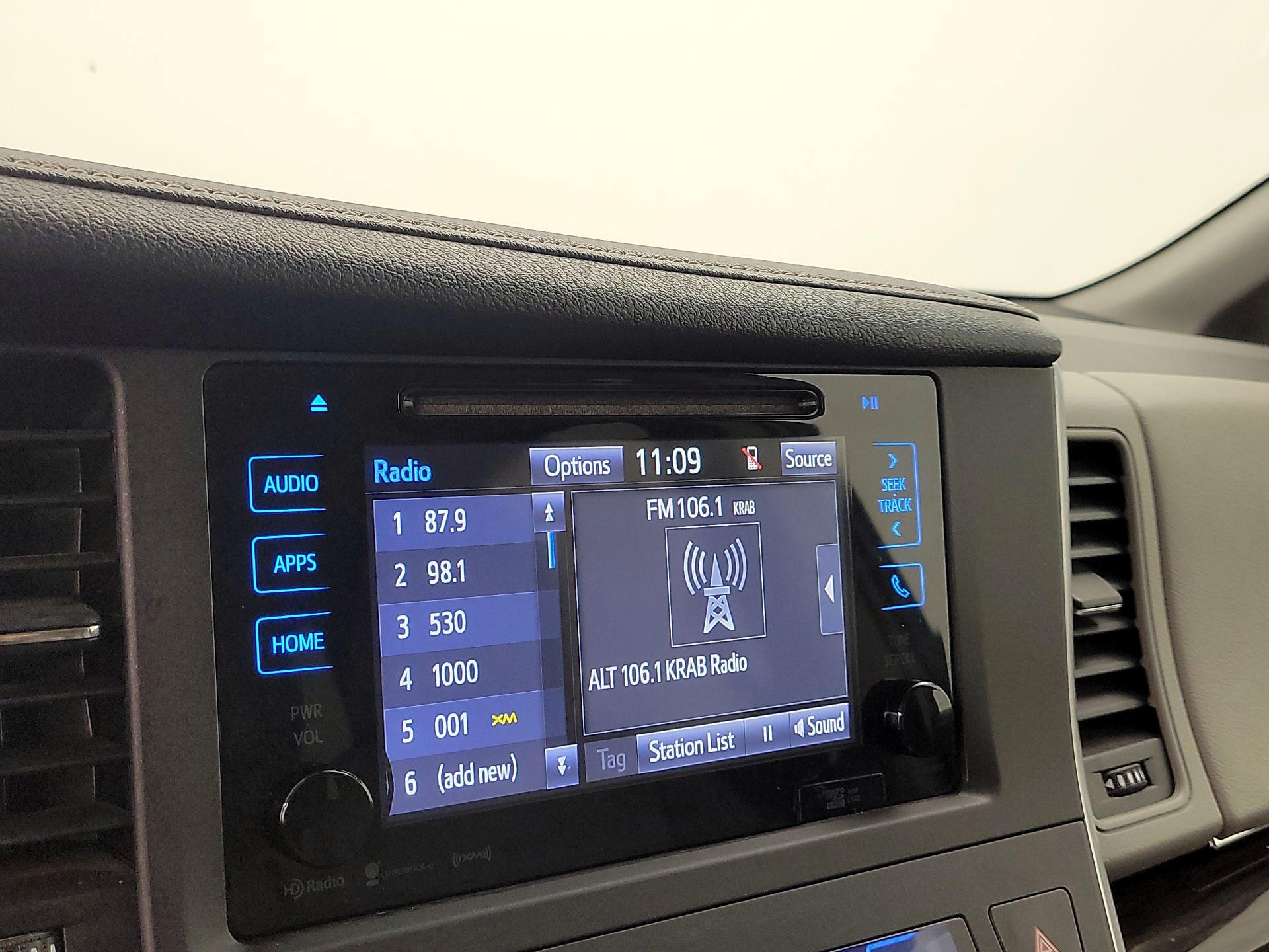 Thumbnail: 2016 Toyota Sienna - 15