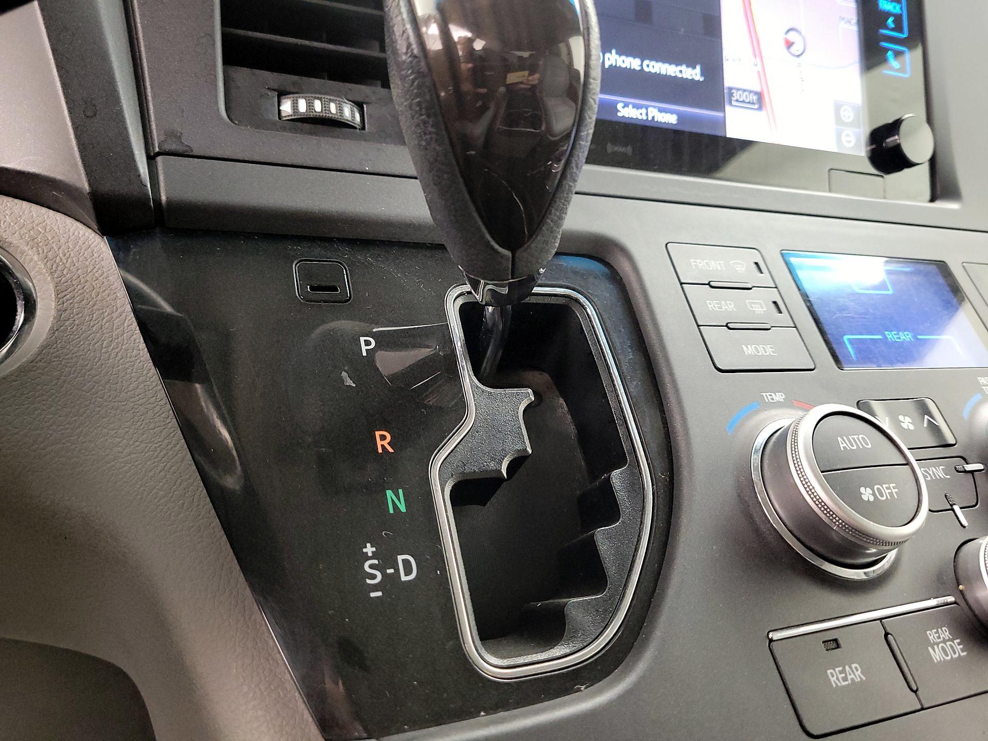 Thumbnail: 2016 Toyota Sienna - 17