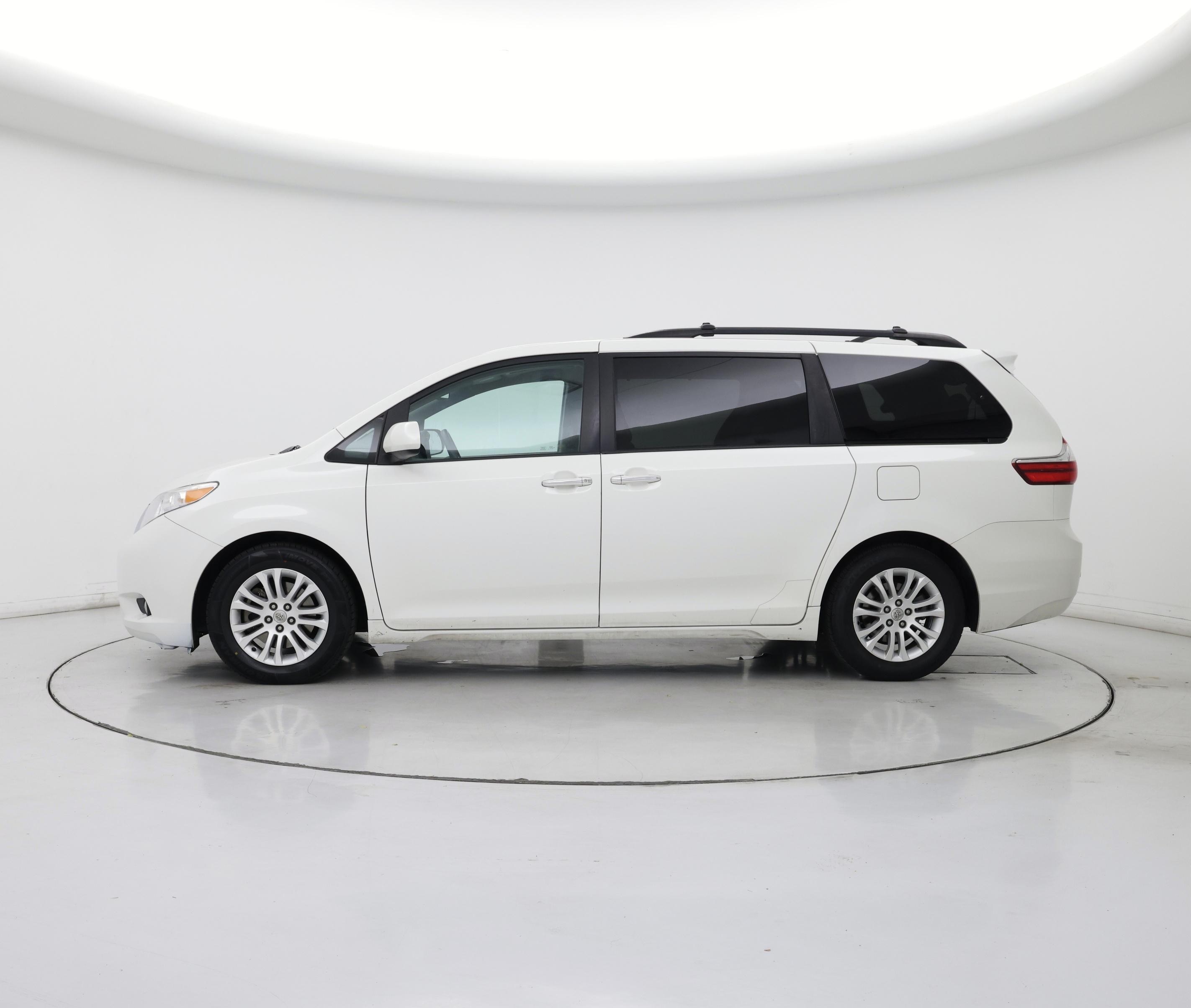 Thumbnail: 2016 Toyota Sienna - 3