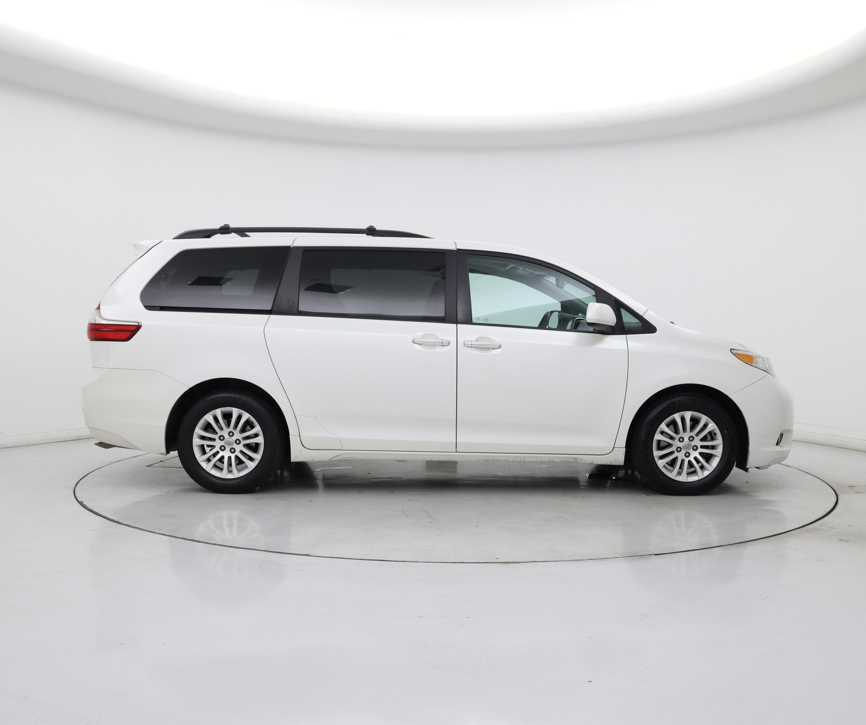 Thumbnail: 2016 Toyota Sienna - 7
