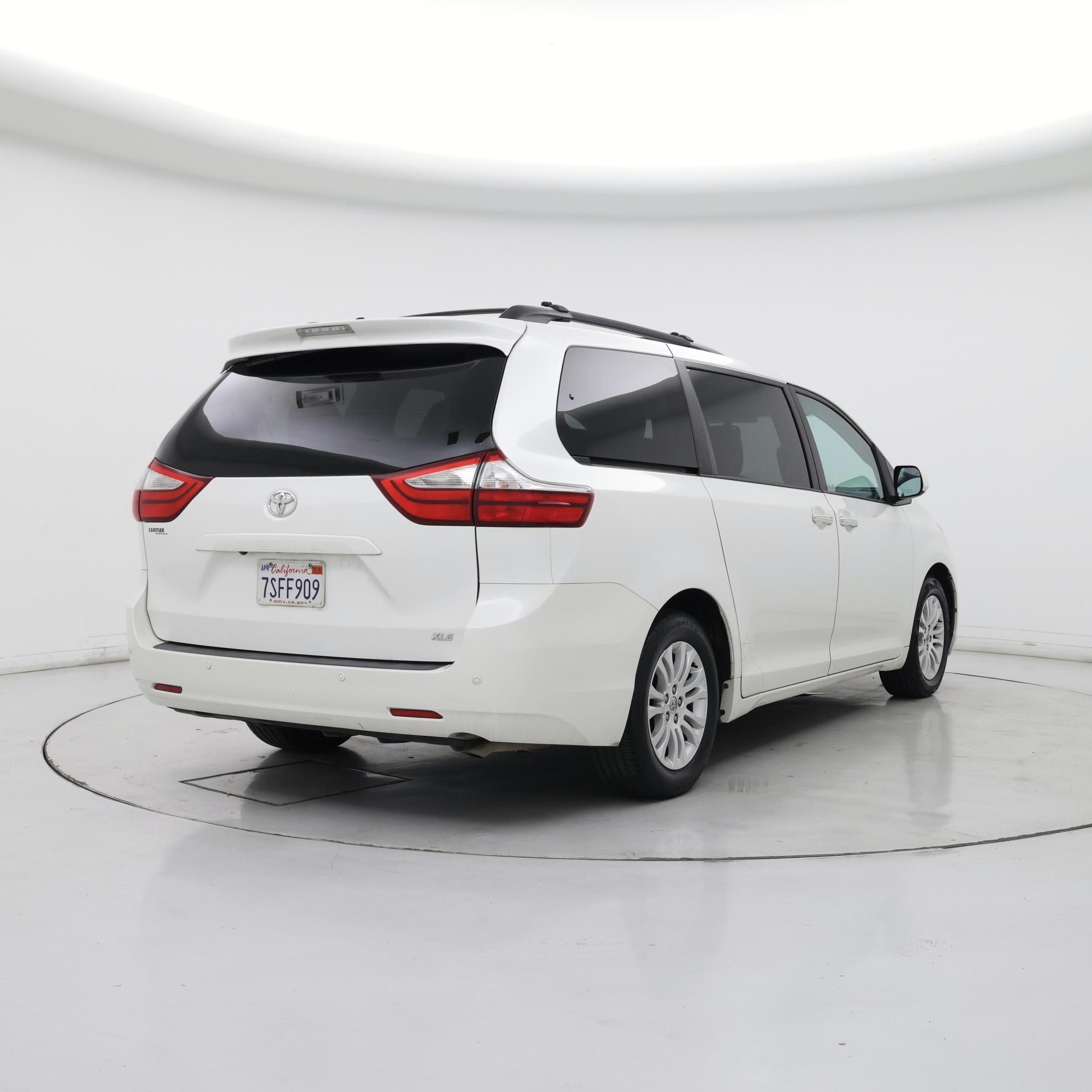 Thumbnail: 2016 Toyota Sienna - 8