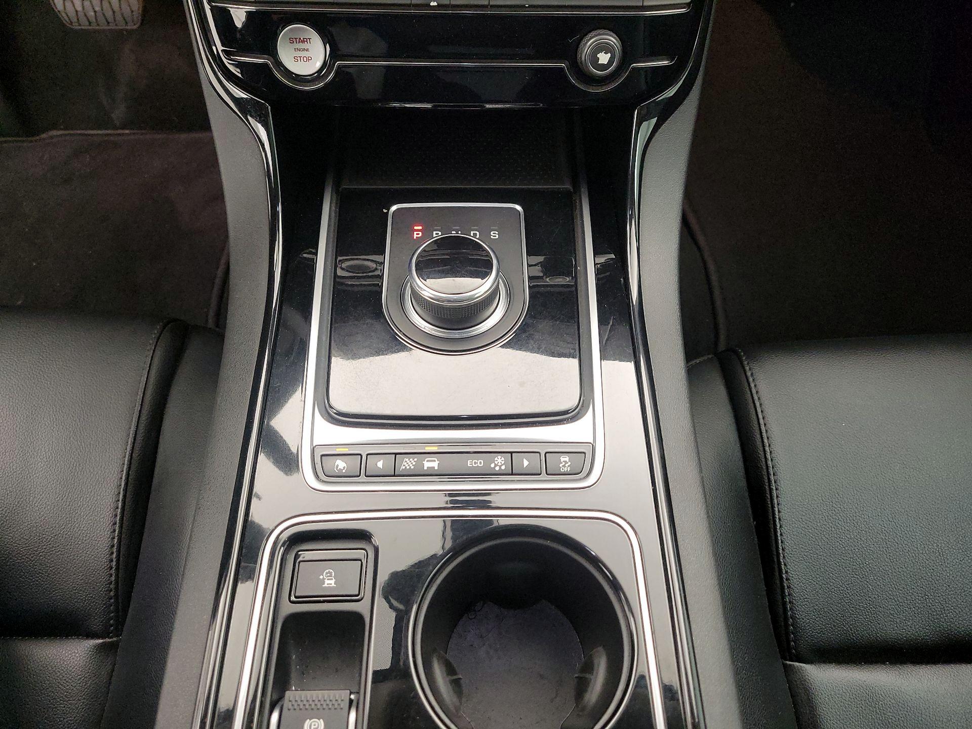Thumbnail: 2017 Jaguar XE - 18