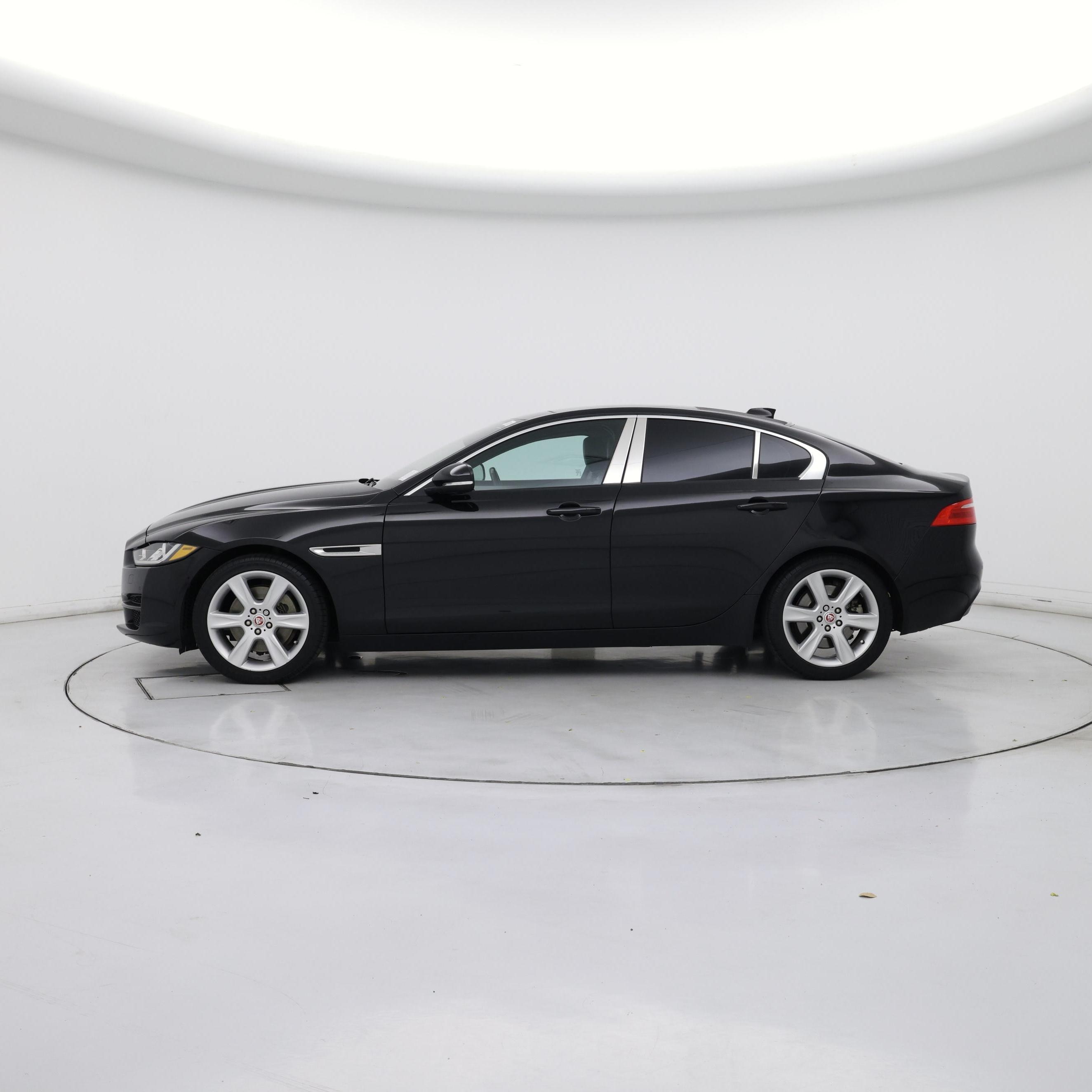Thumbnail: 2017 Jaguar XE - 3