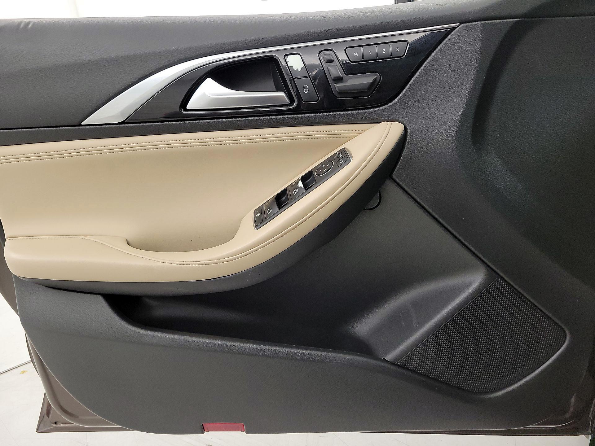 Thumbnail: 2017 INFINITI QX30 - 12