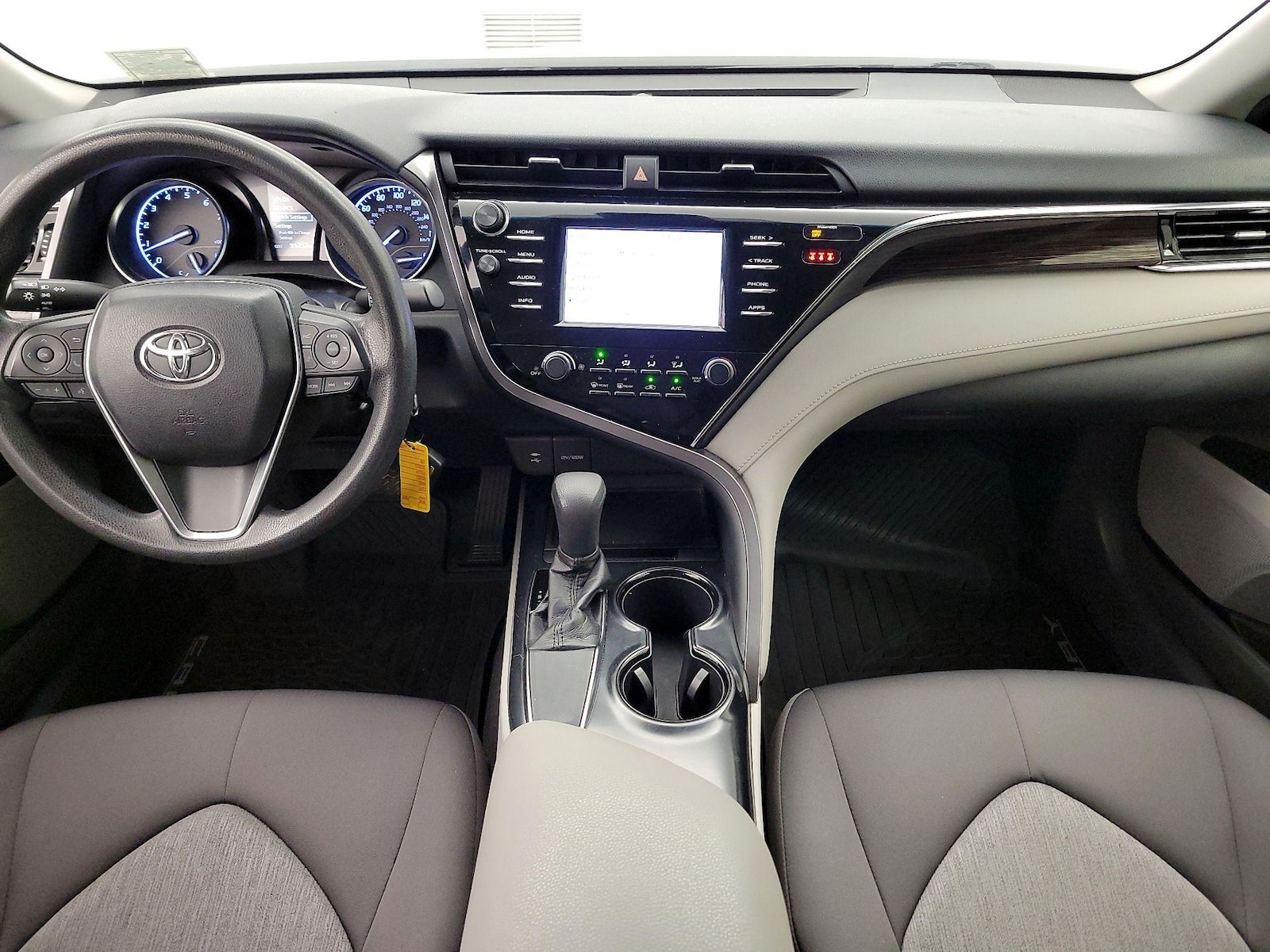 2018 Toyota Camry LE - Photo 10