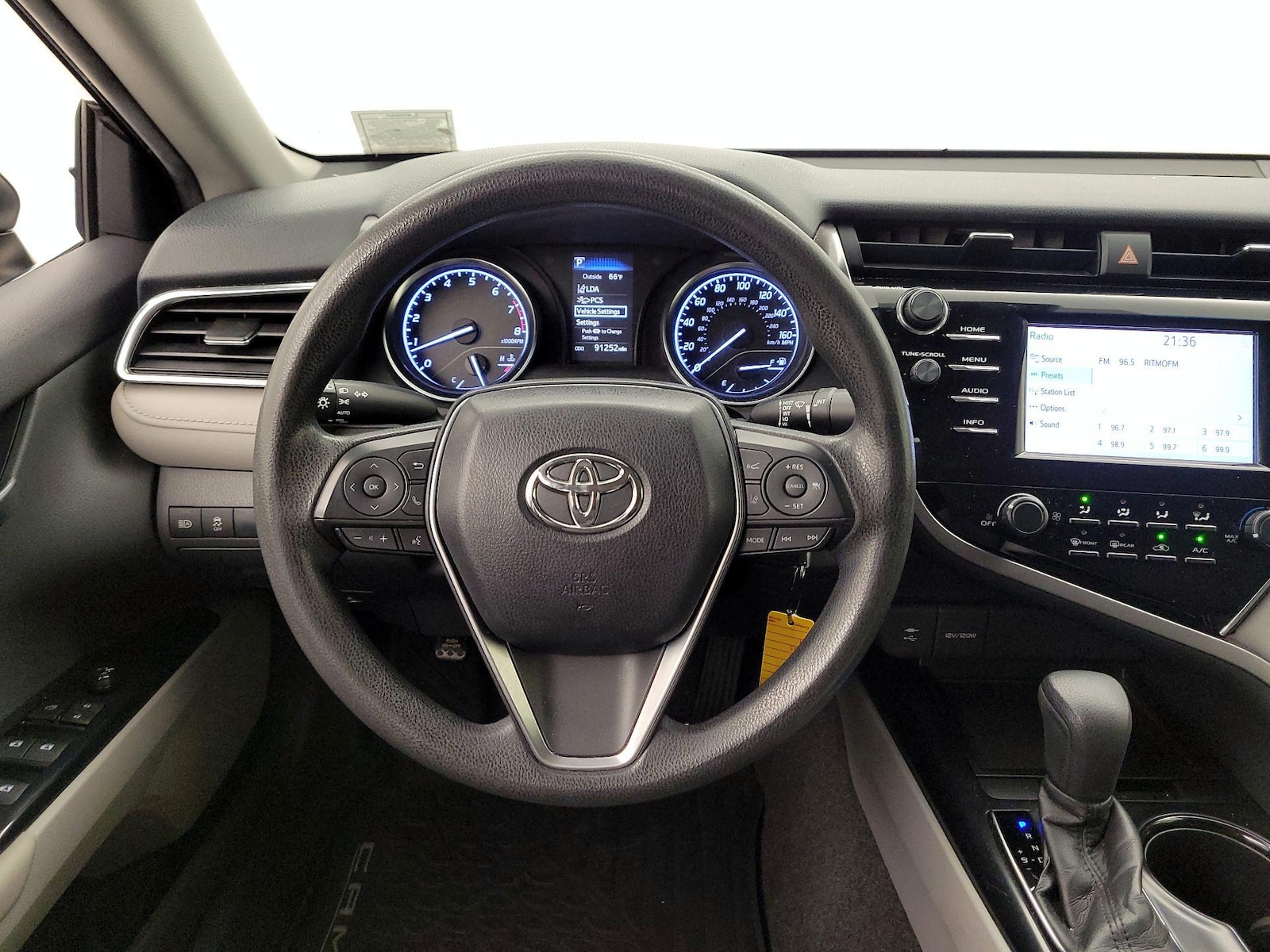 2018 Toyota Camry LE - Photo 11