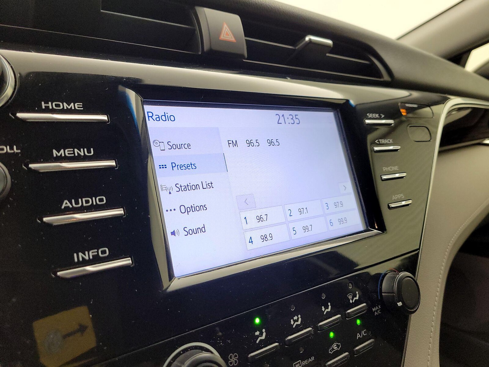 2018 Toyota Camry LE - Photo 16