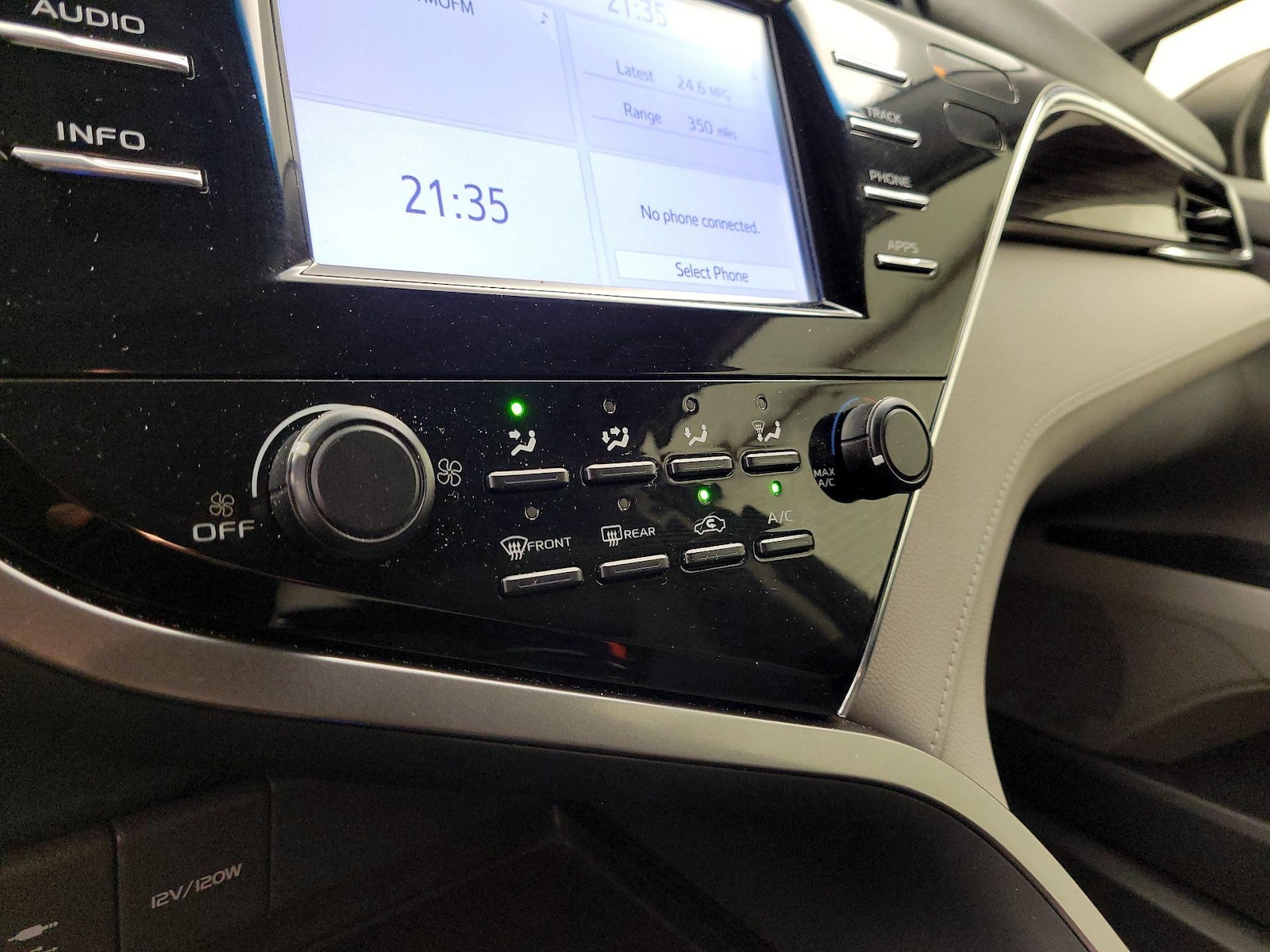 2018 Toyota Camry LE - Photo 17