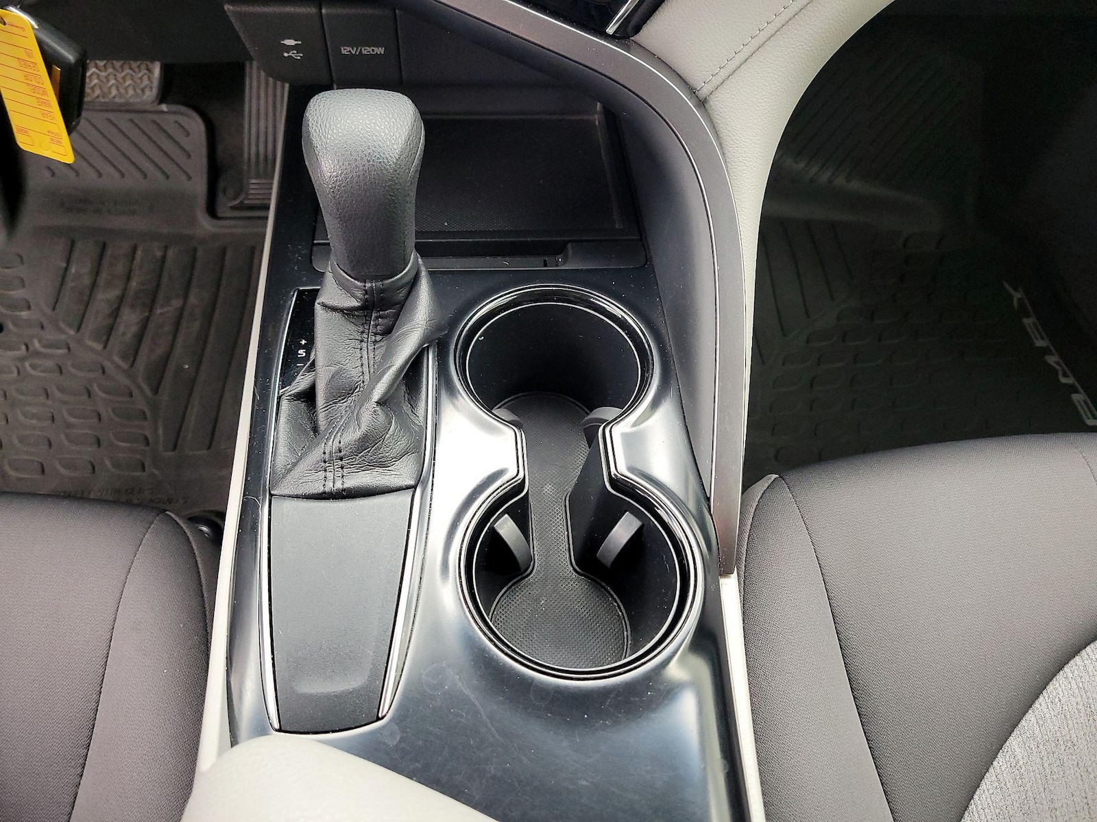 2018 Toyota Camry LE - Photo 18