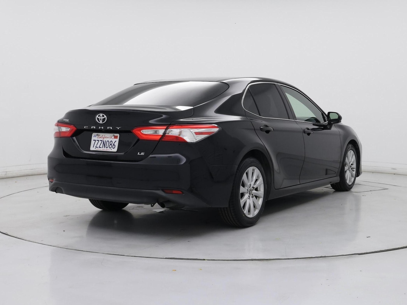 2018 Toyota Camry LE - Photo 9