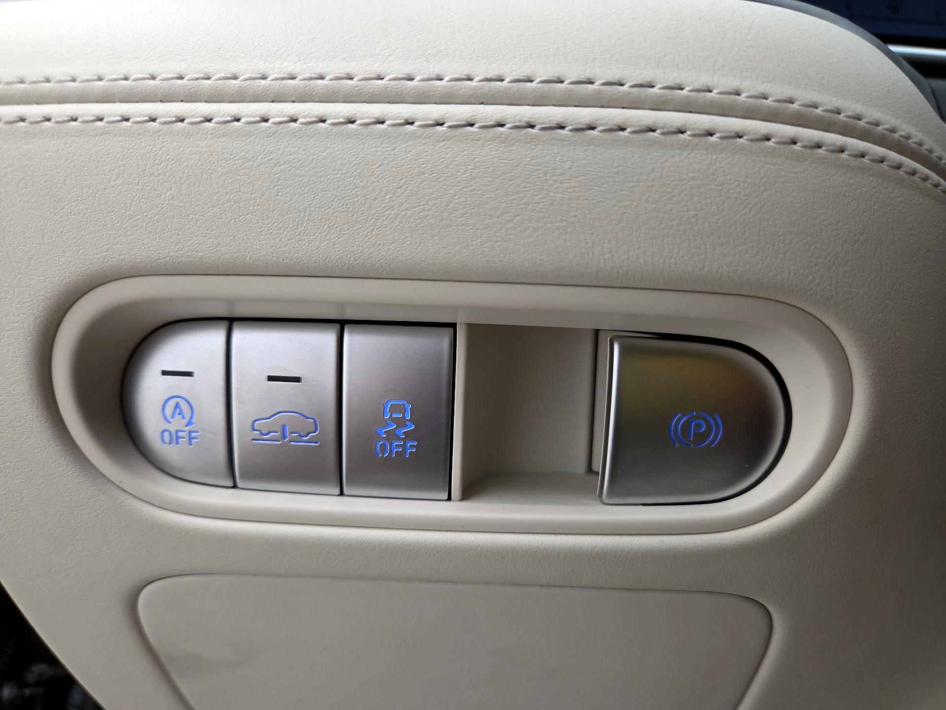 Thumbnail: 2023 Genesis G90 - 13