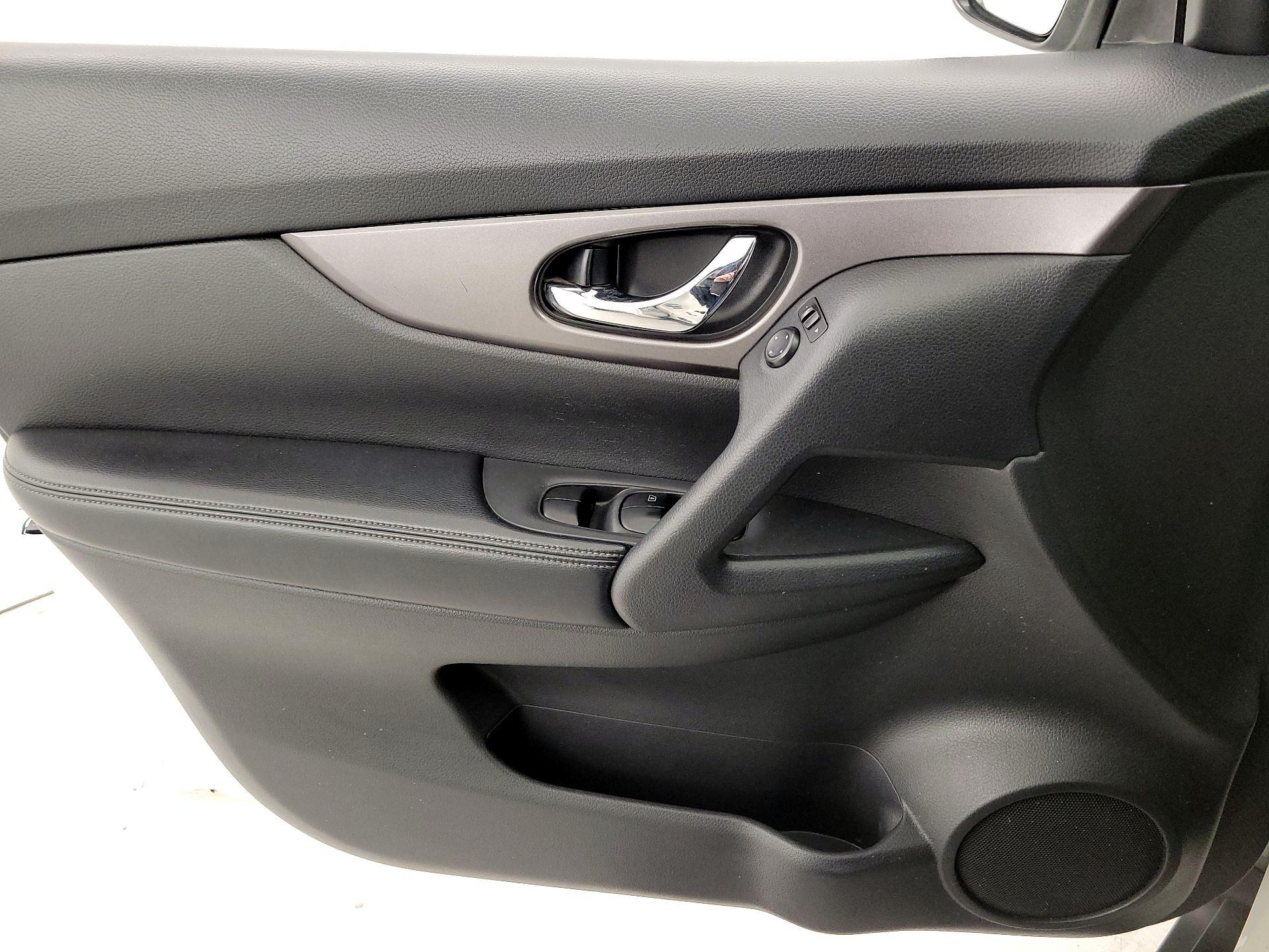 Thumbnail: 2016 Nissan Rogue - 12