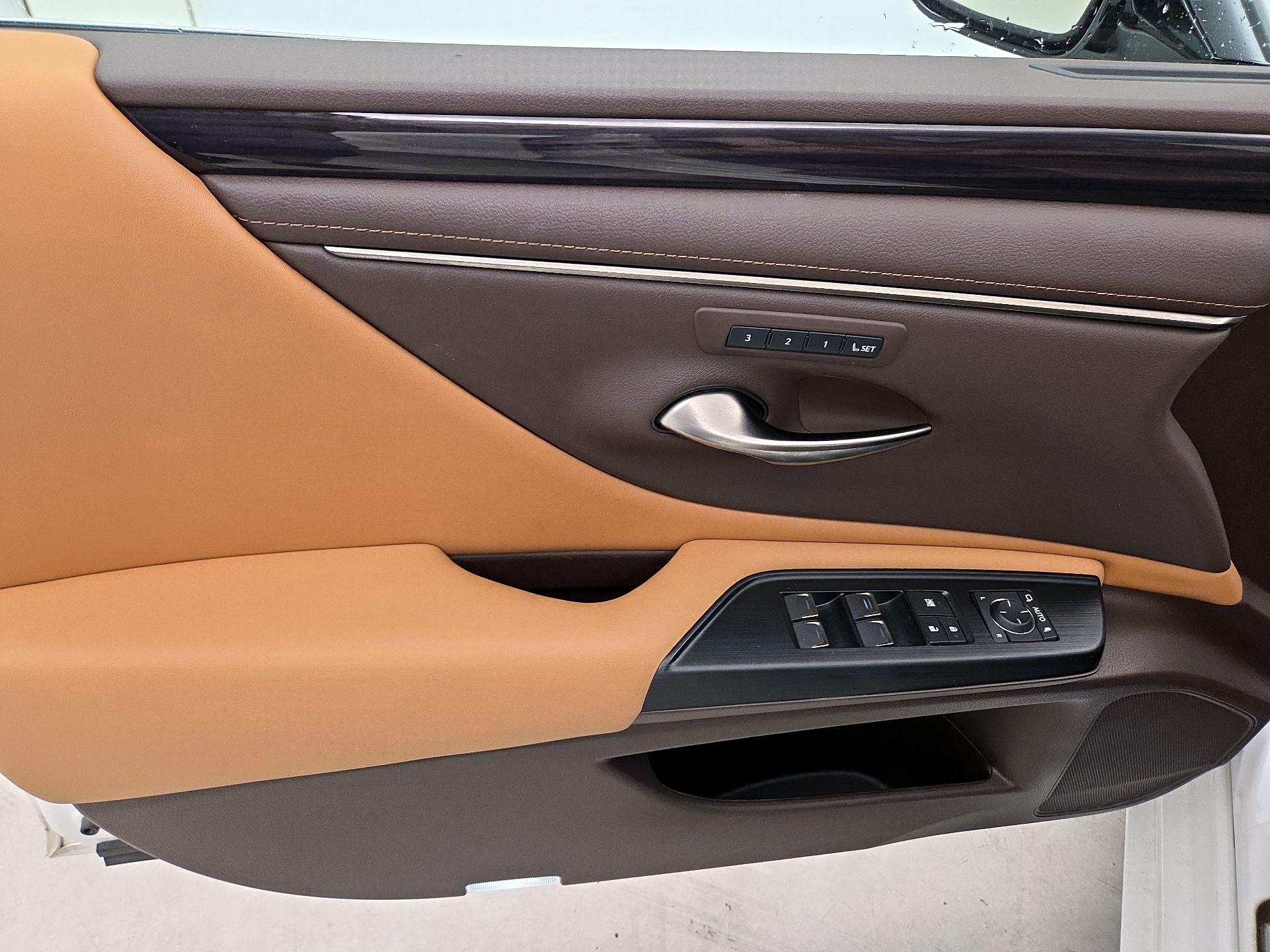 Thumbnail: 2021 Lexus ES - 12