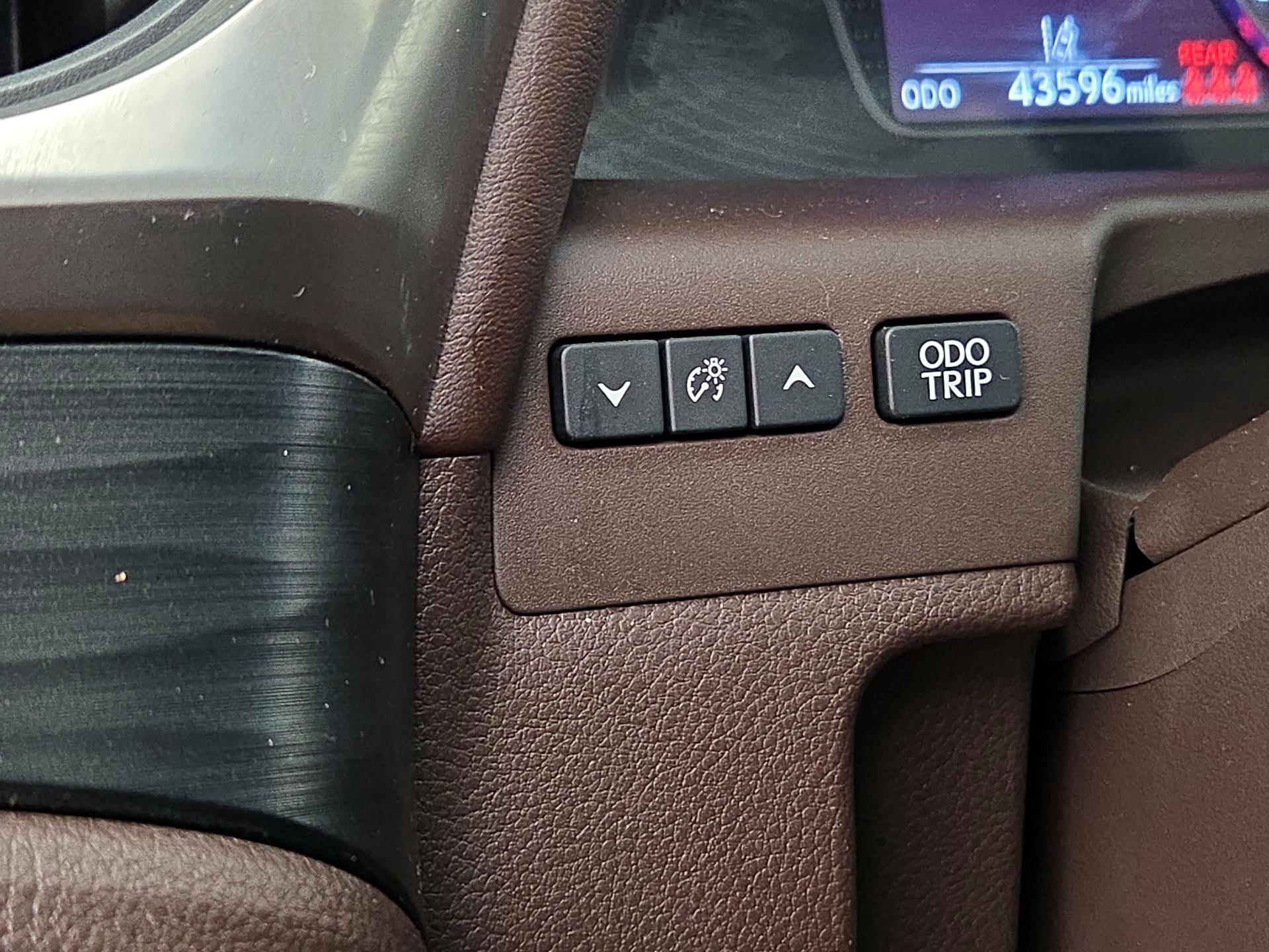 Thumbnail: 2021 Lexus ES - 13