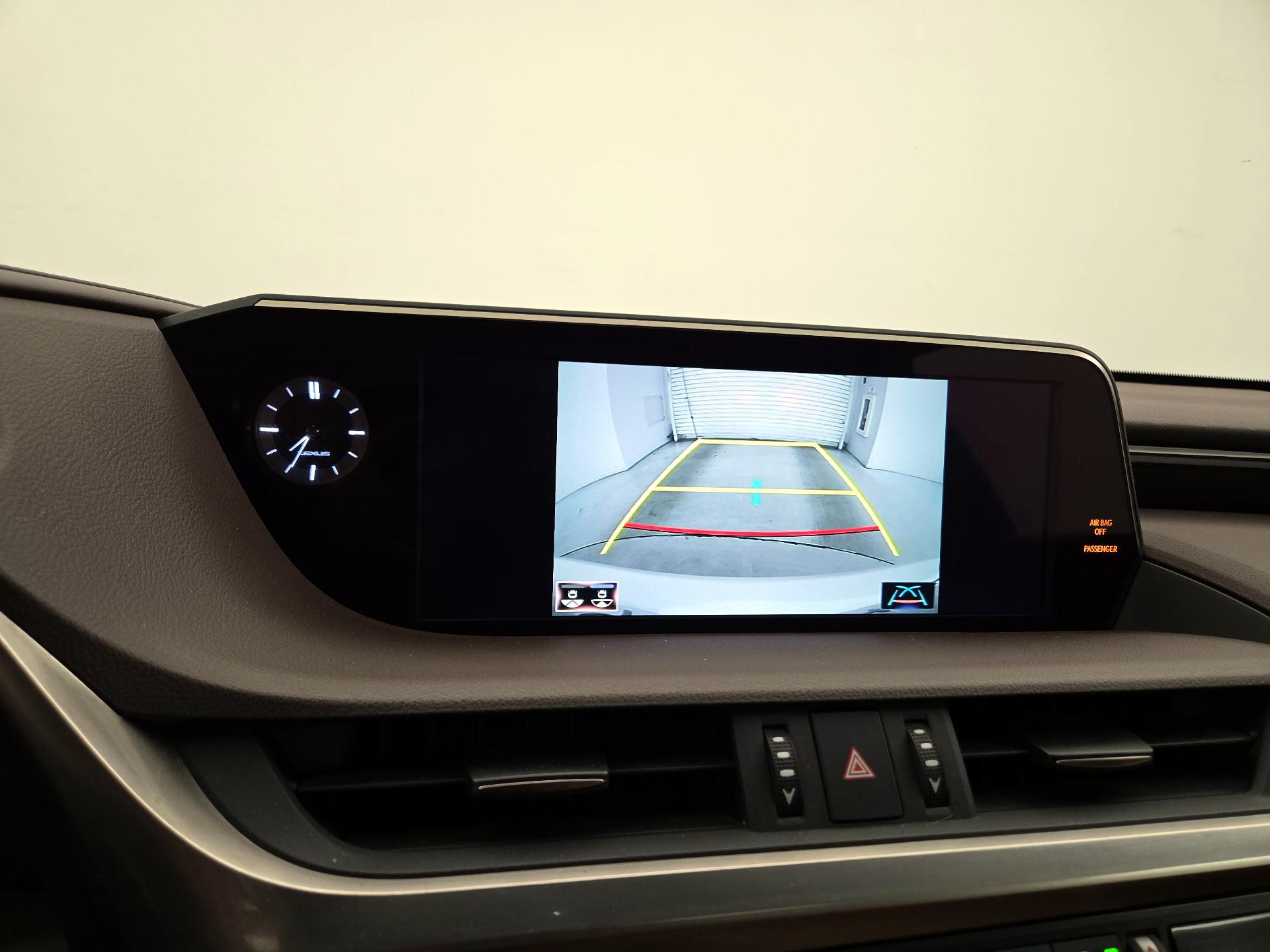 Thumbnail: 2021 Lexus ES - 15