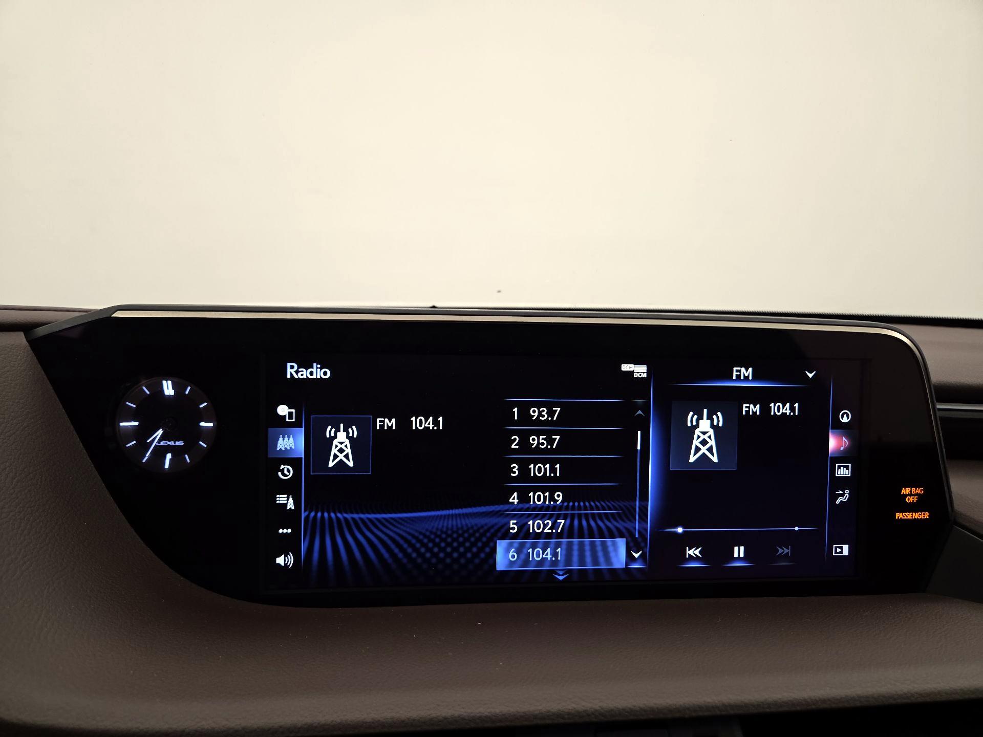 Thumbnail: 2021 Lexus ES - 16