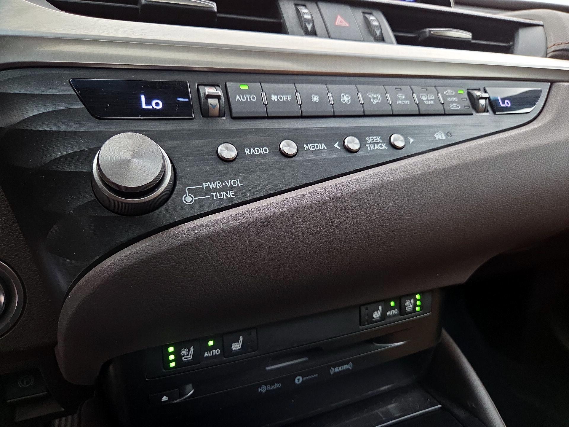 Thumbnail: 2021 Lexus ES - 17