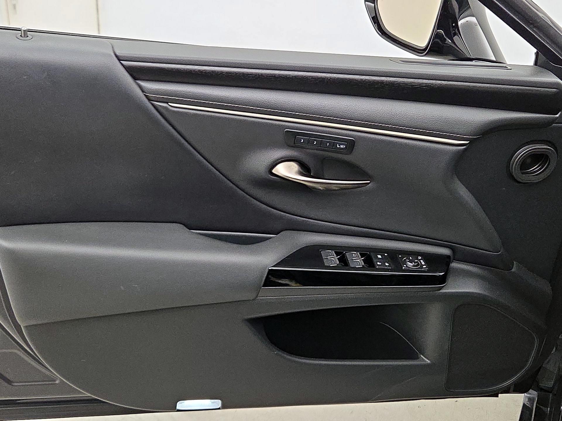 Thumbnail: 2022 Lexus ES - 12