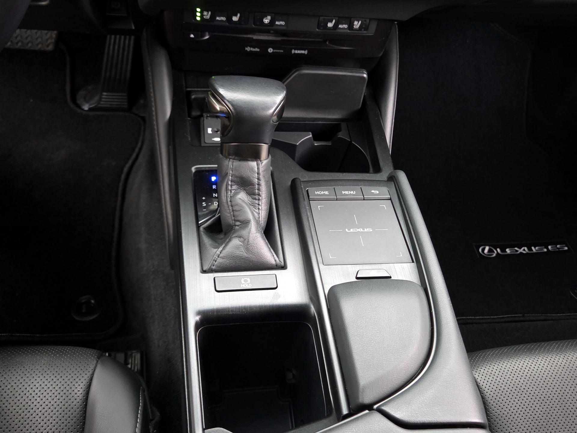 Thumbnail: 2022 Lexus ES - 17