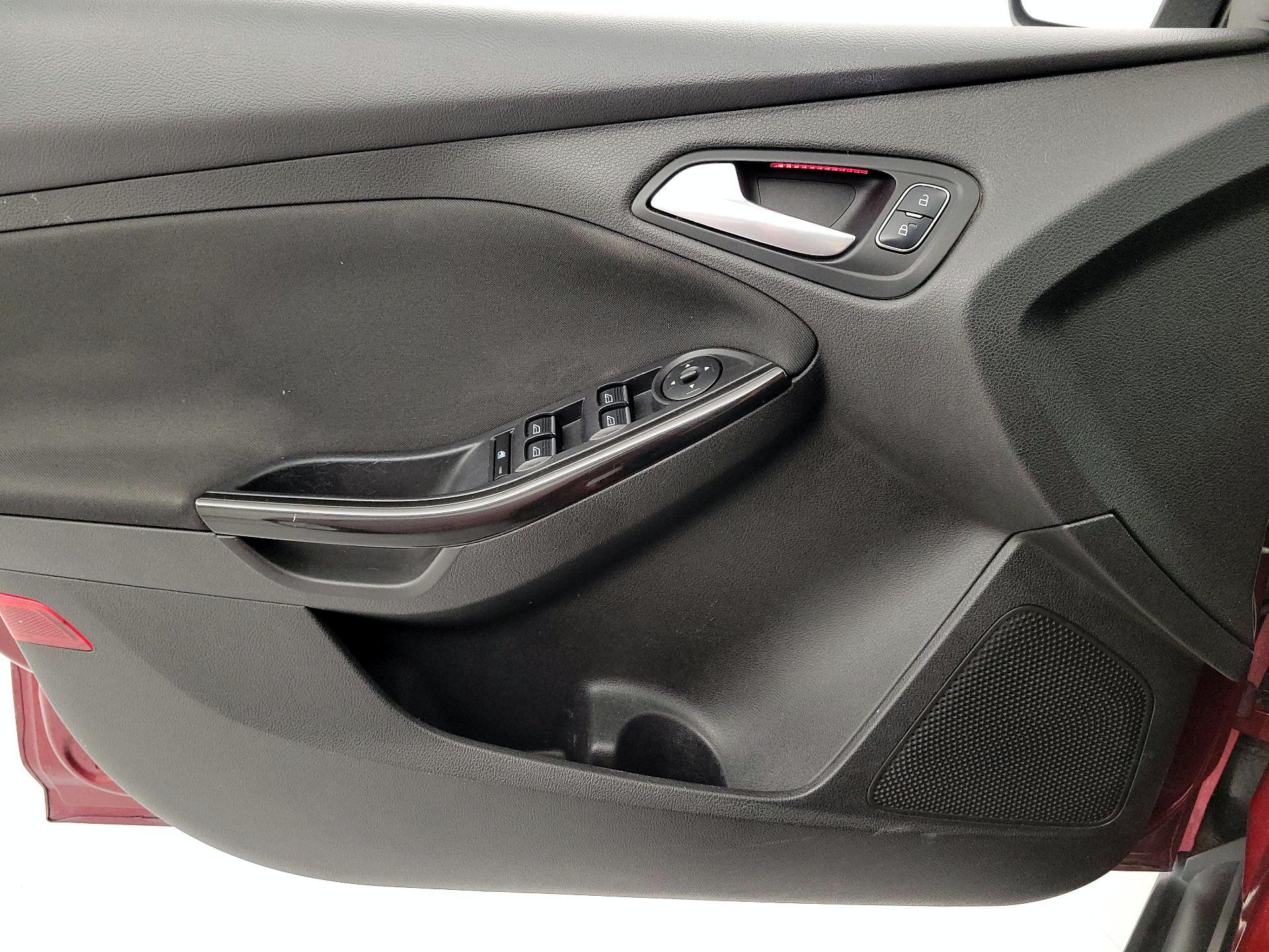 Thumbnail: 2016 Ford Focus - 12