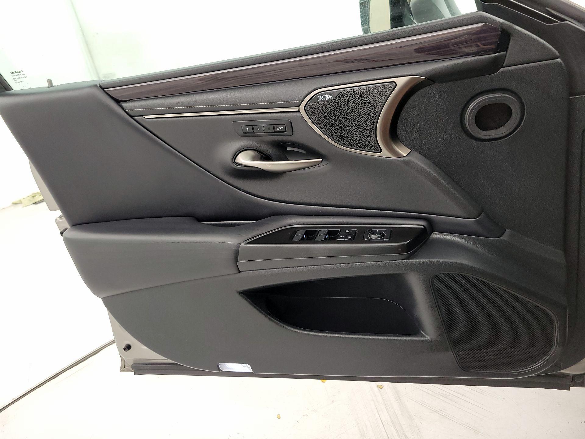 Thumbnail: 2019 Lexus ES - 12