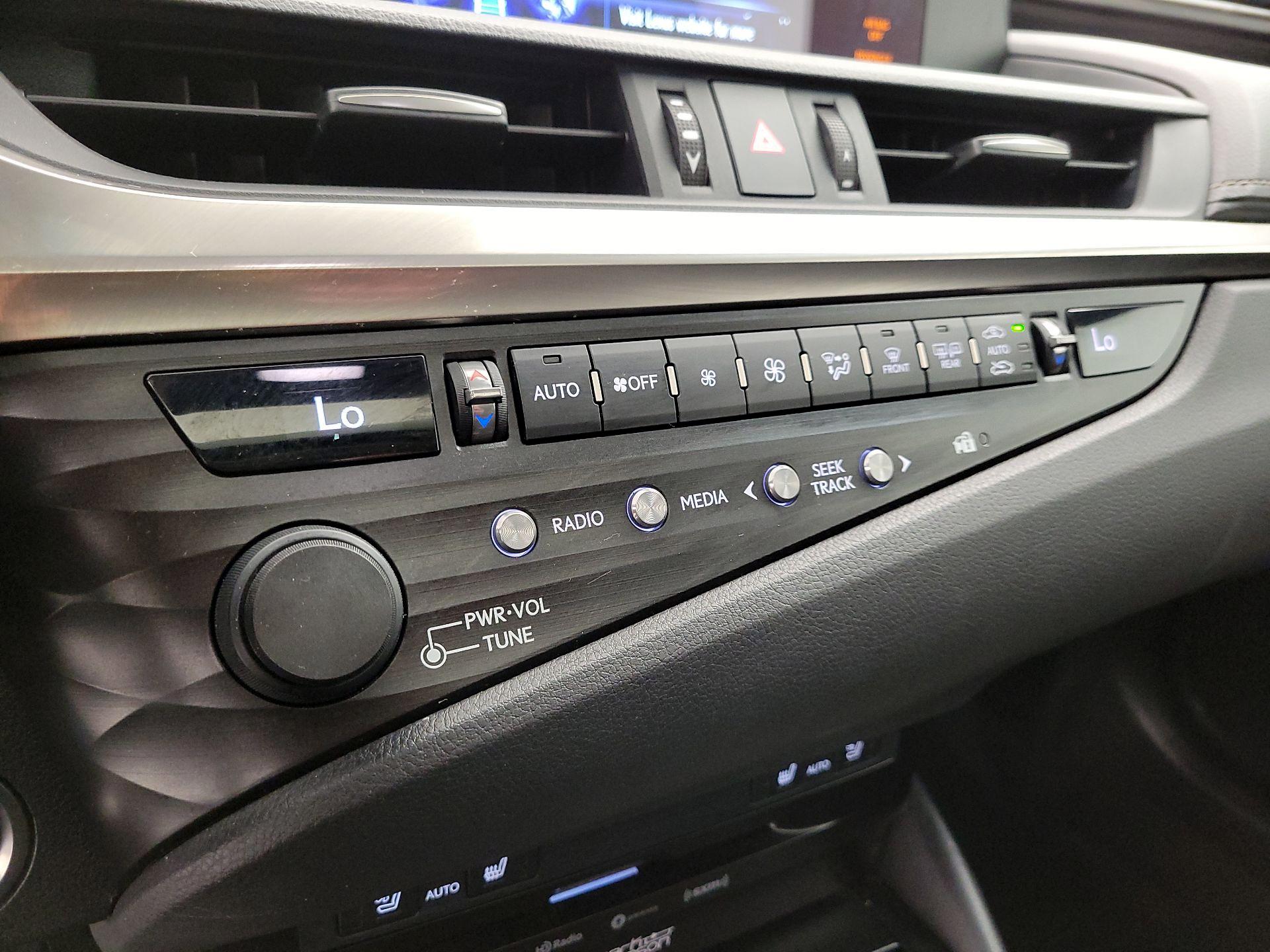 Thumbnail: 2019 Lexus ES - 16