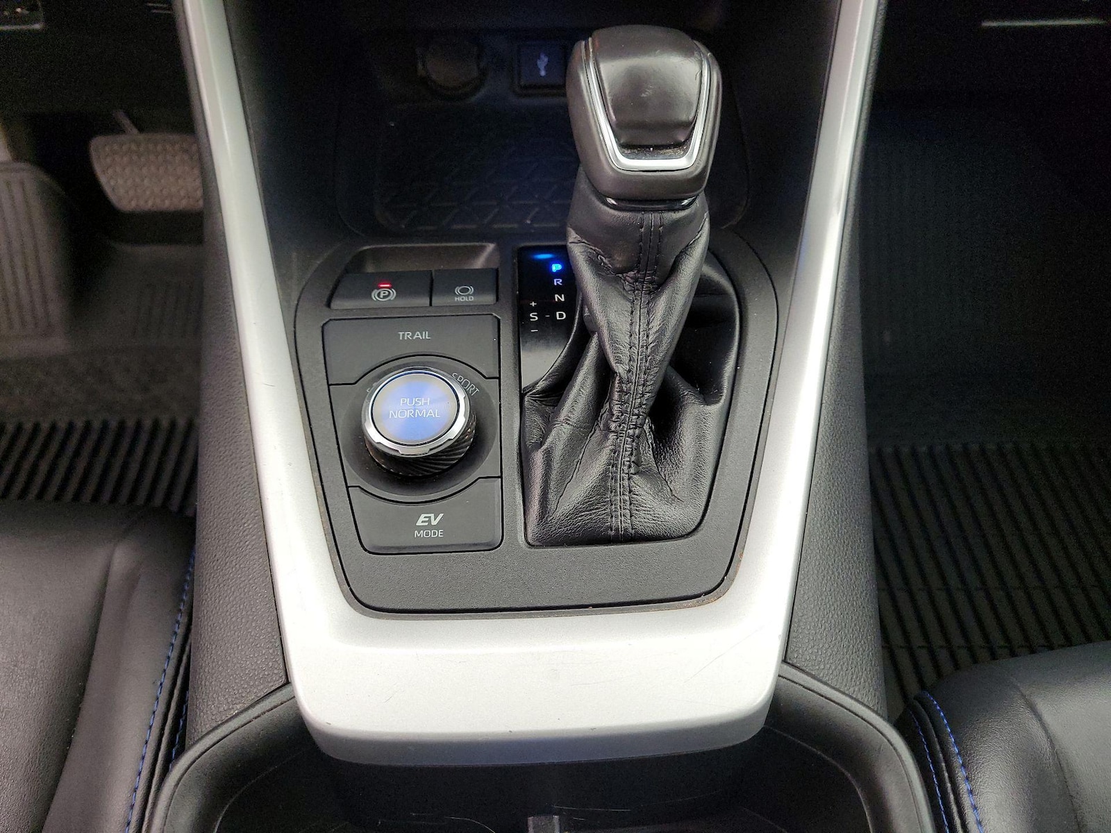 2022 Toyota RAV4 XSE - Photo 18