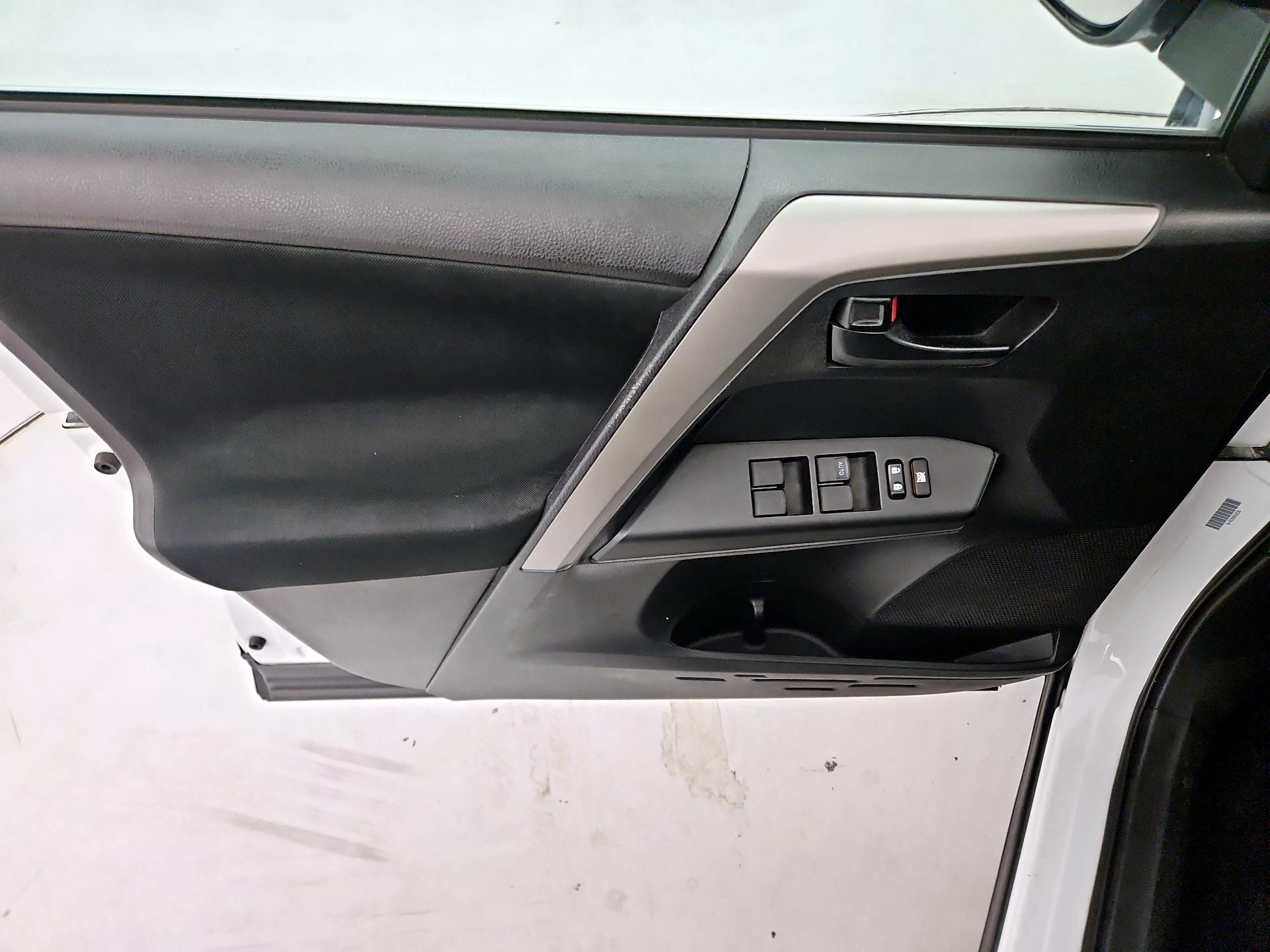 Thumbnail: 2018 Toyota RAV4 - 12