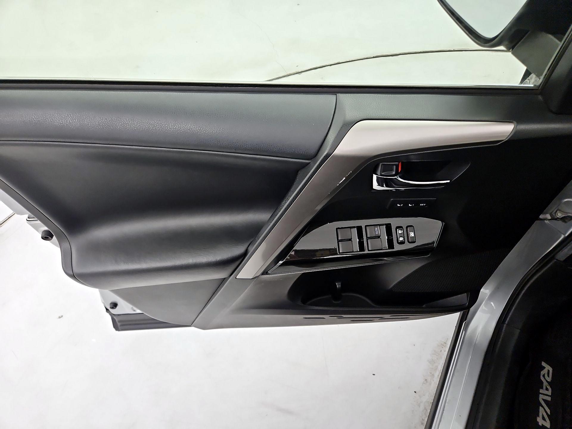 Thumbnail: 2018 Toyota RAV4 - 12