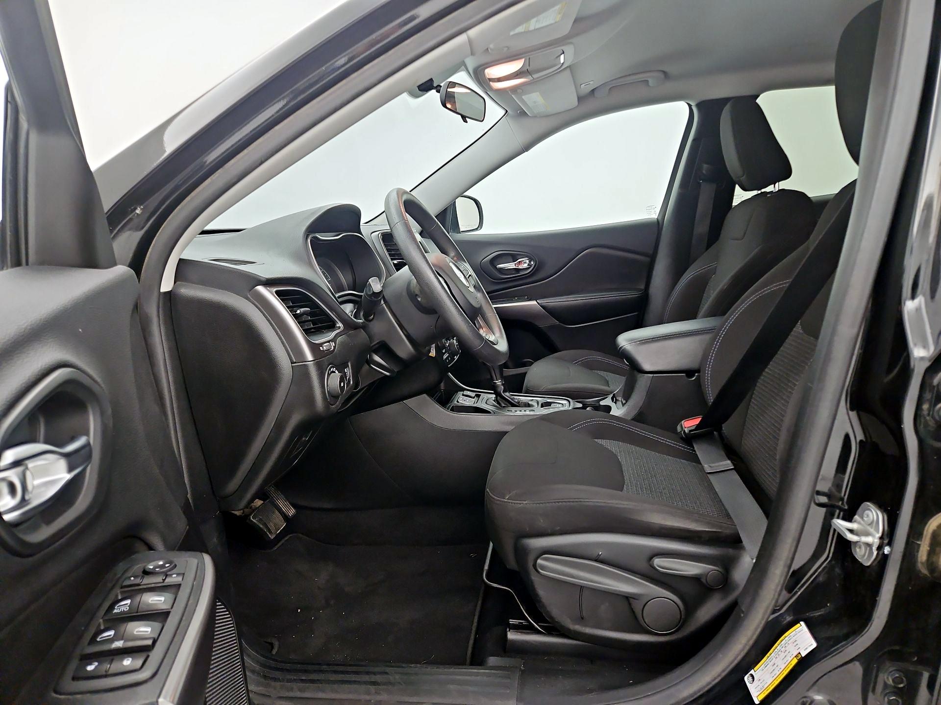 Thumbnail: 2019 Jeep Cherokee - 11