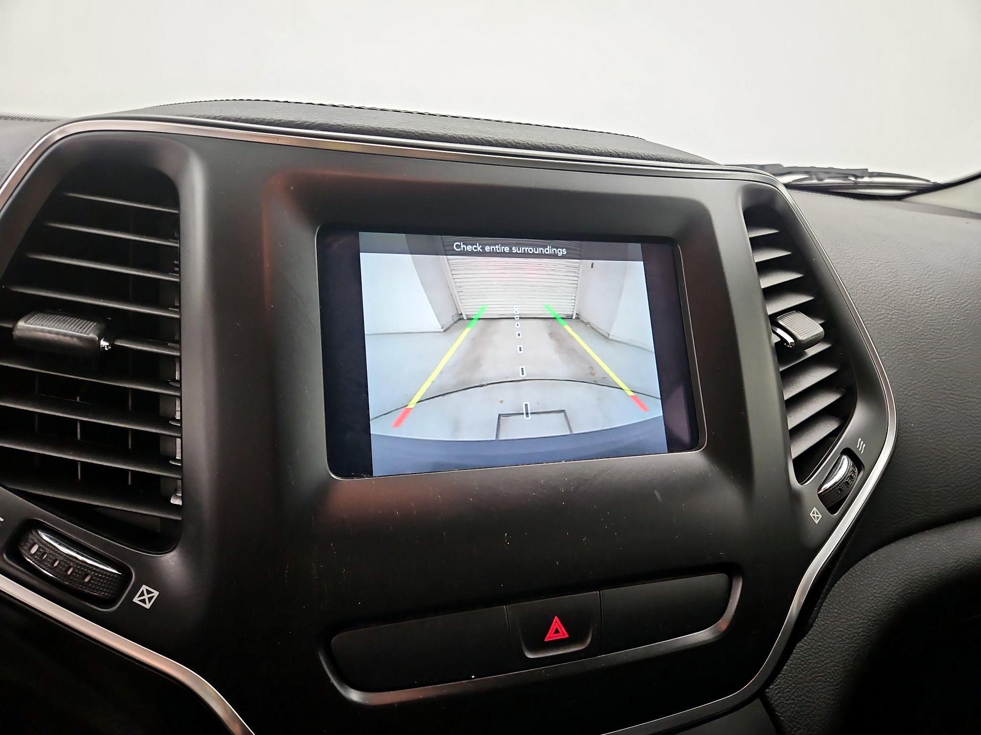 Thumbnail: 2019 Jeep Cherokee - 14
