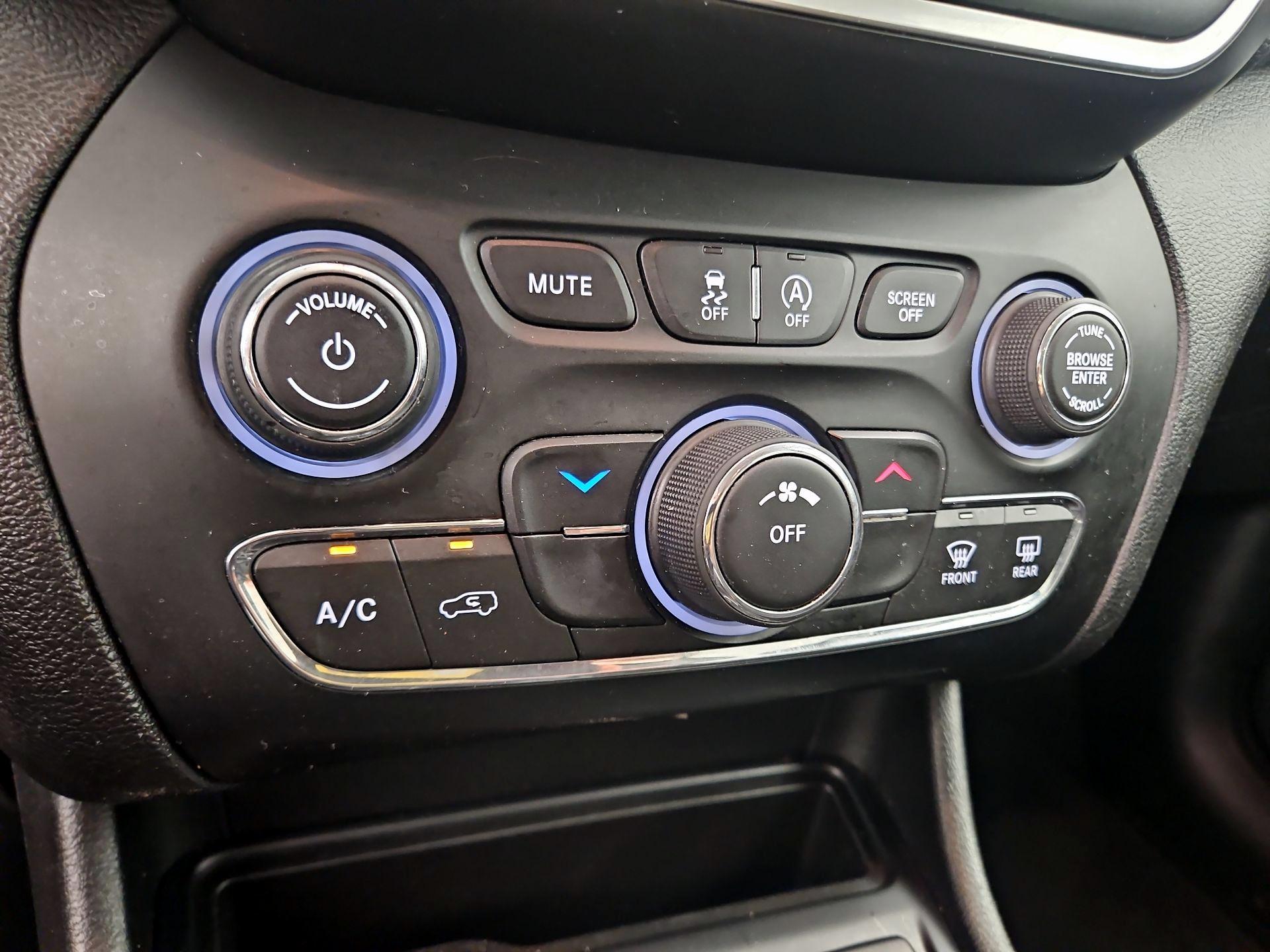Thumbnail: 2019 Jeep Cherokee - 16